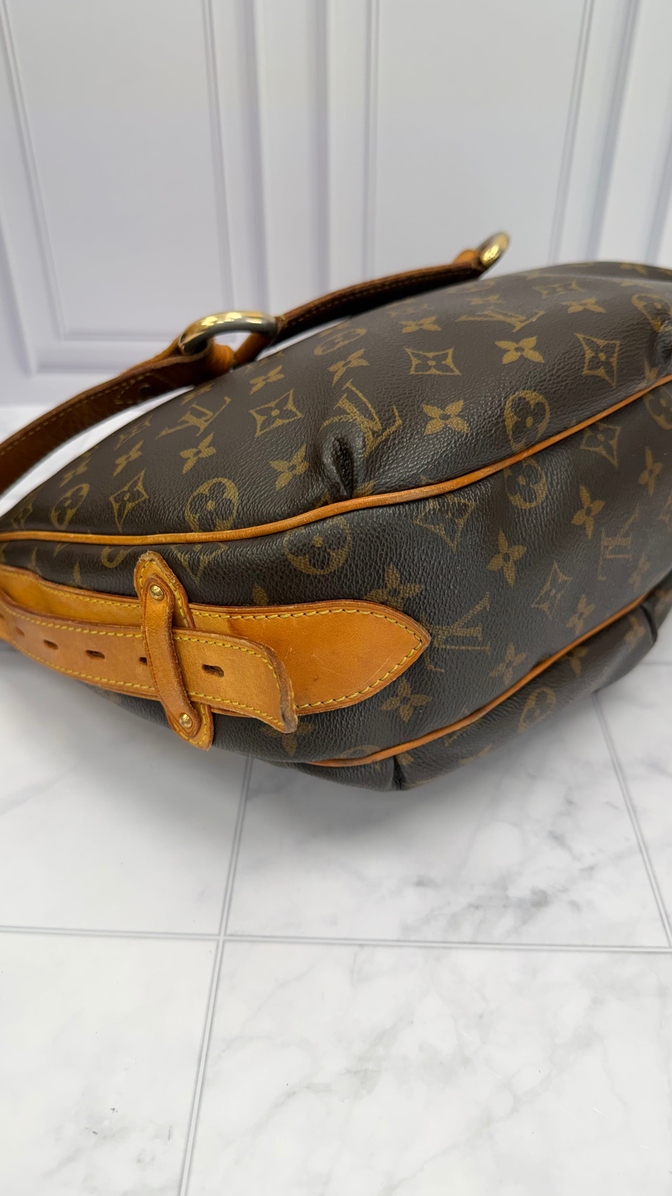 *DONS DROP* Louis Vuitton Monogram Canvas GM Tulum Hobo Bag