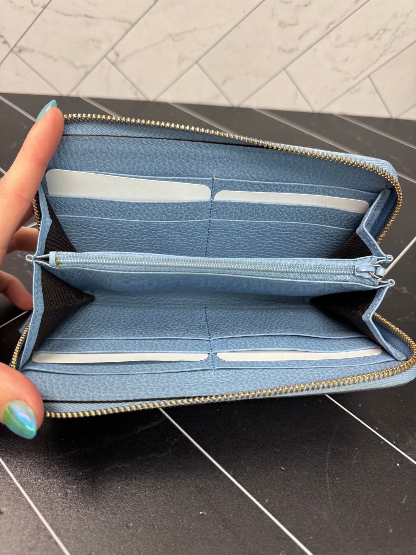 LIKE NEW- Gucci Blue Leather Zippy Wallet