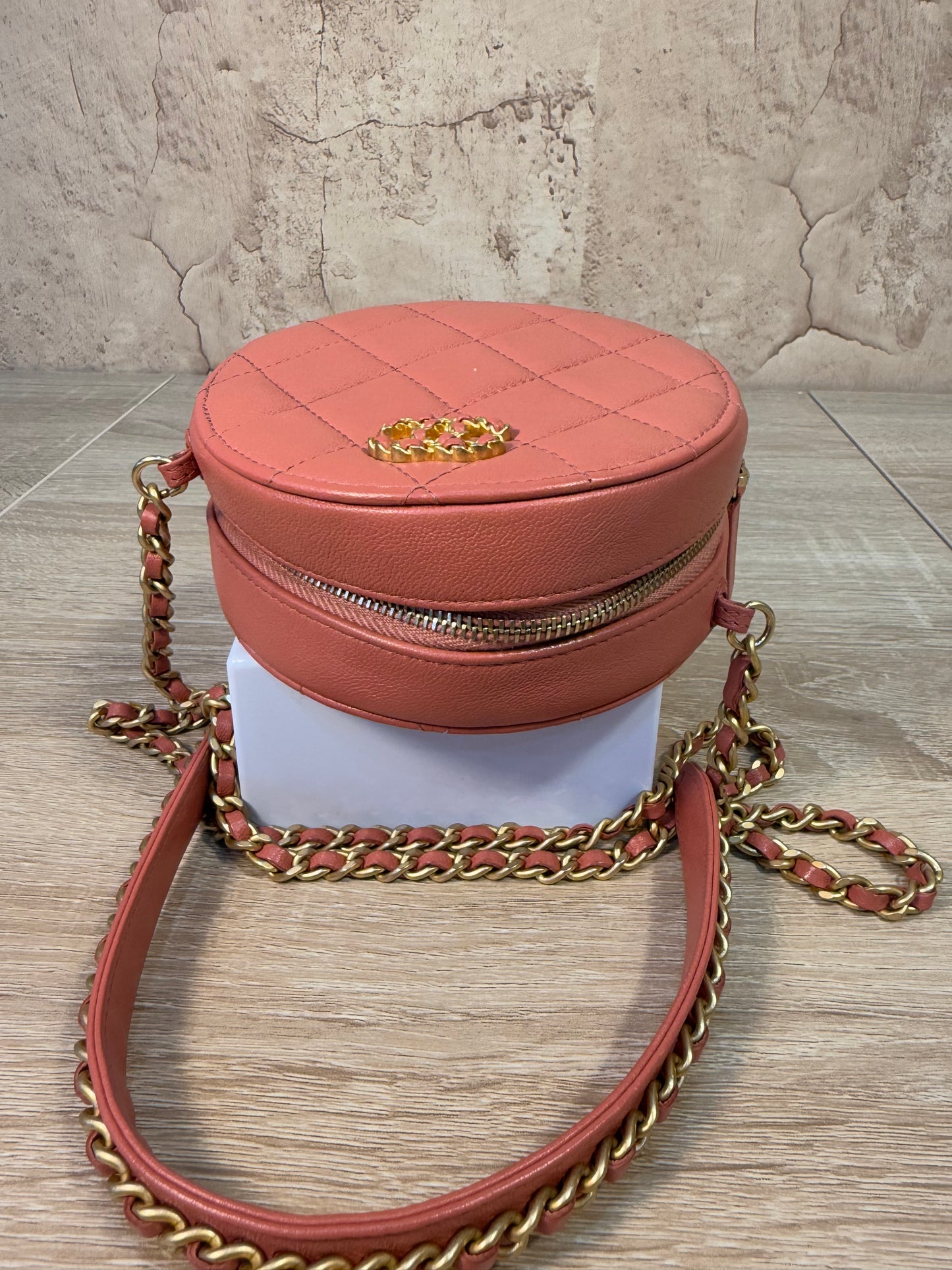 LIKE NEW Chanel Coral Quilted calfskin Round Infinity Clutch on a Chain