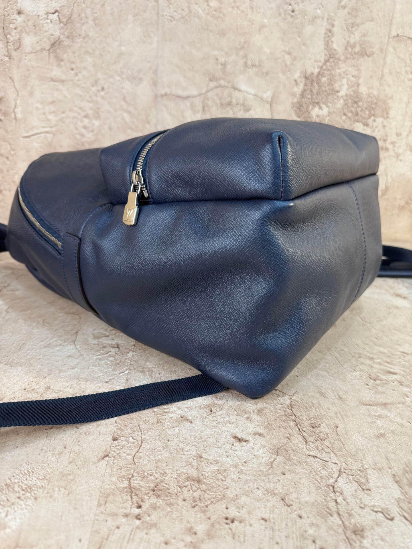 Louis Vuitton Navy Blue Taiga Leather Discovery Backpack