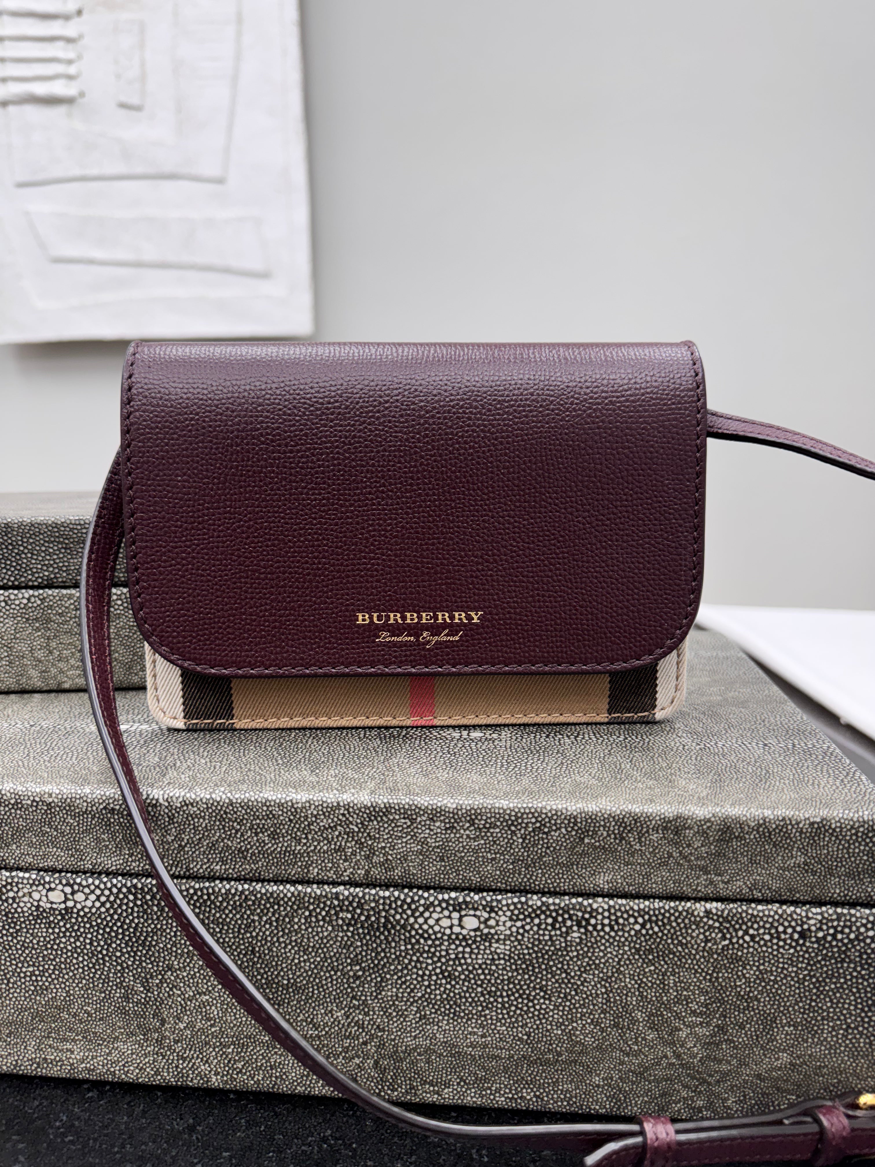 *DONS DROP* LIKE NEW - Burberry Burgundy Leather & Canvas Hampshire Crossbody Bag