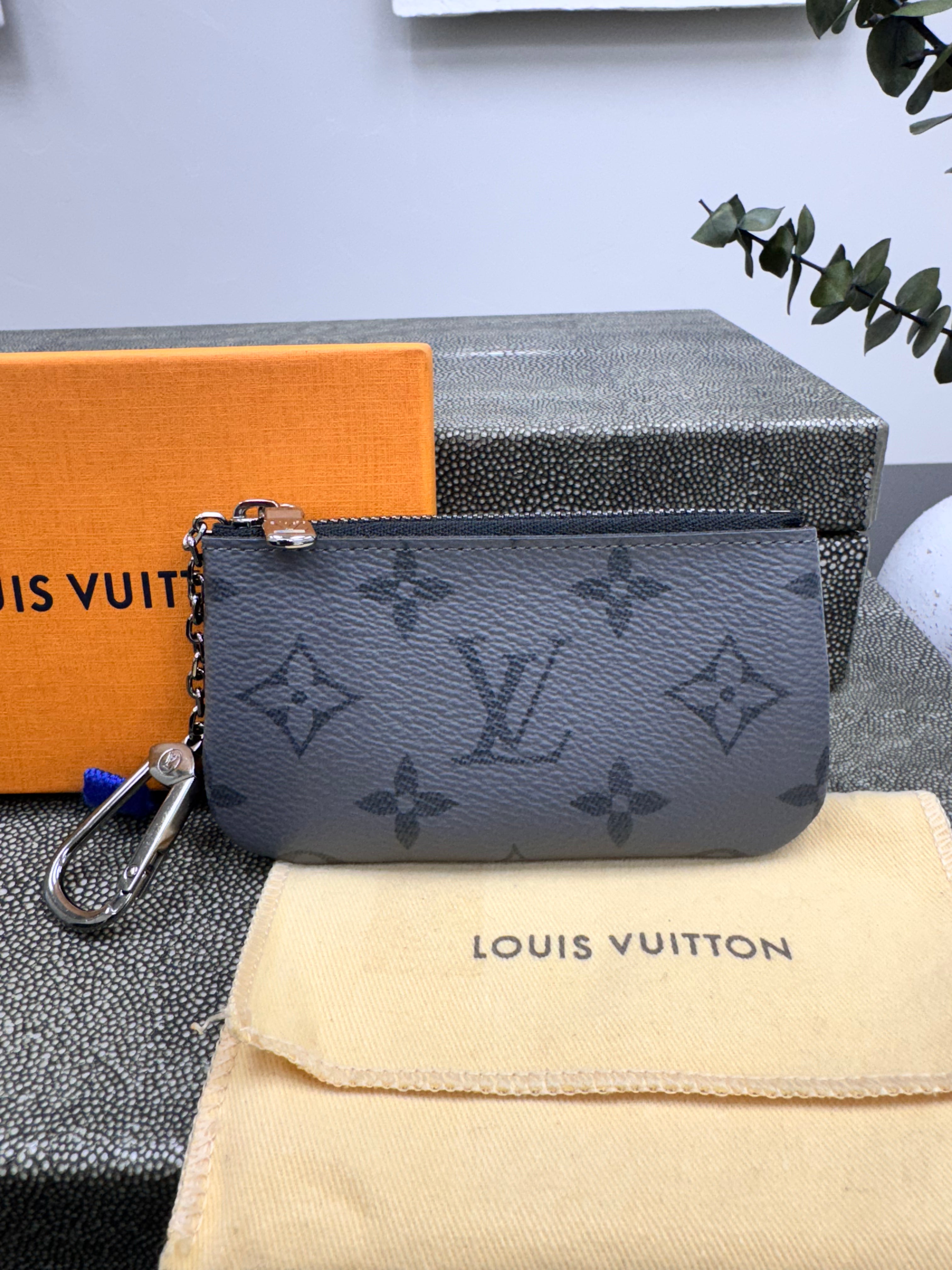 LIKE NEW - Louis Vuitton Monogram Eclipse Key Cles