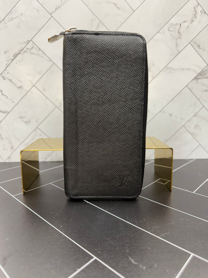 Louis Vuitton Black Taiga Zippy Wallet