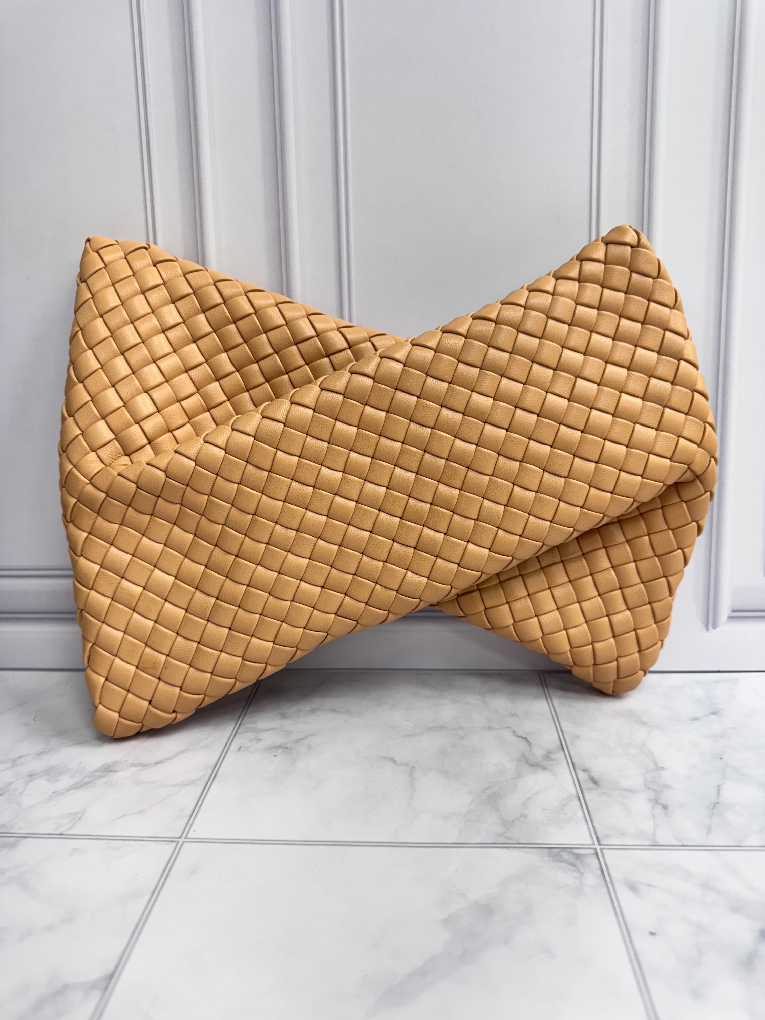 *DONS DROP* LIKE NEW - Bottega Veneta Peach Intrecciato Crisscross Clutch