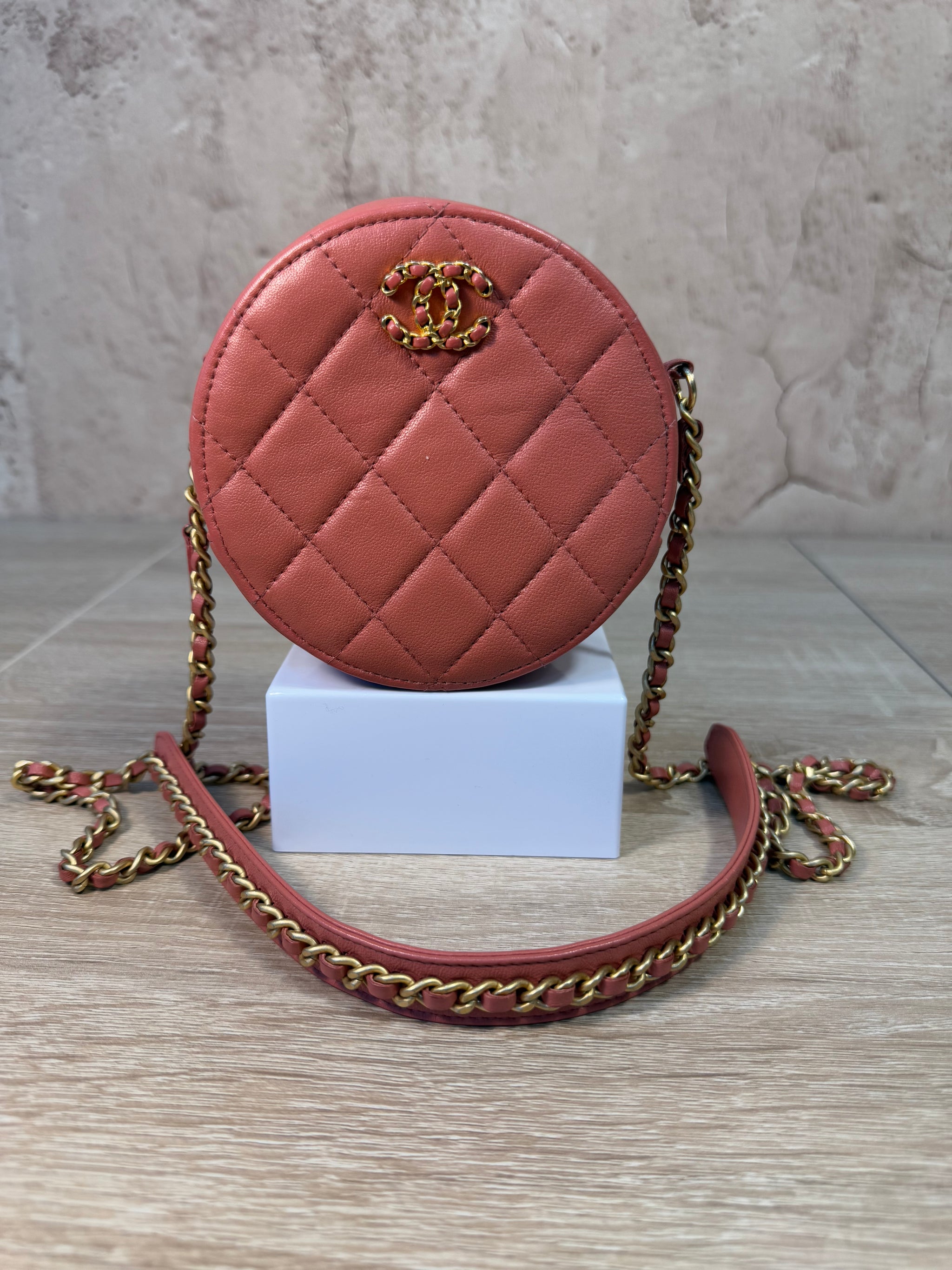 LIKE NEW Chanel Coral Quilted calfskin Round Infinity Clutch on a Chain