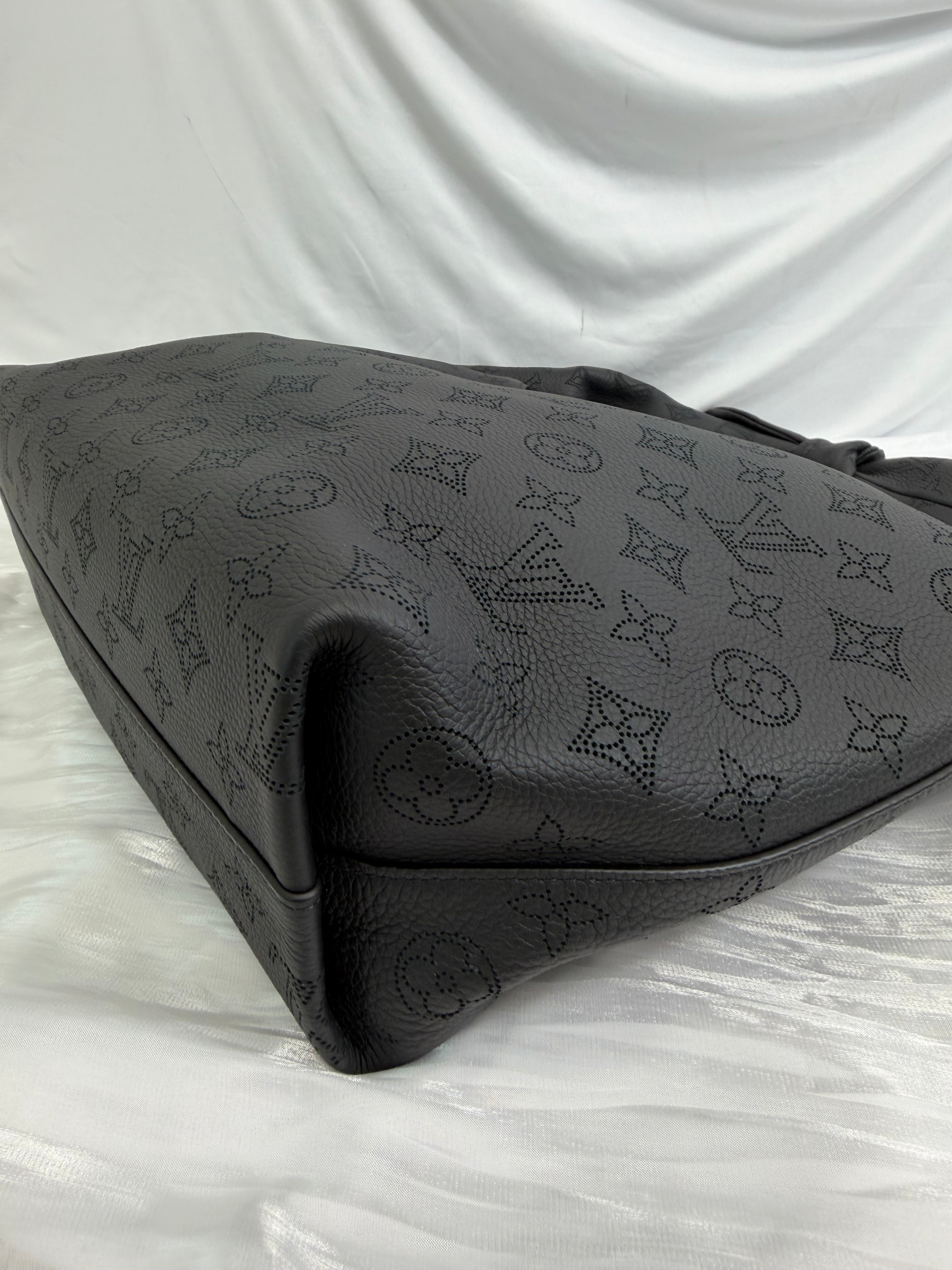 BRAND NEW Louis Vuitton Monogram Black Mahina Leather Why Knot MM Bag