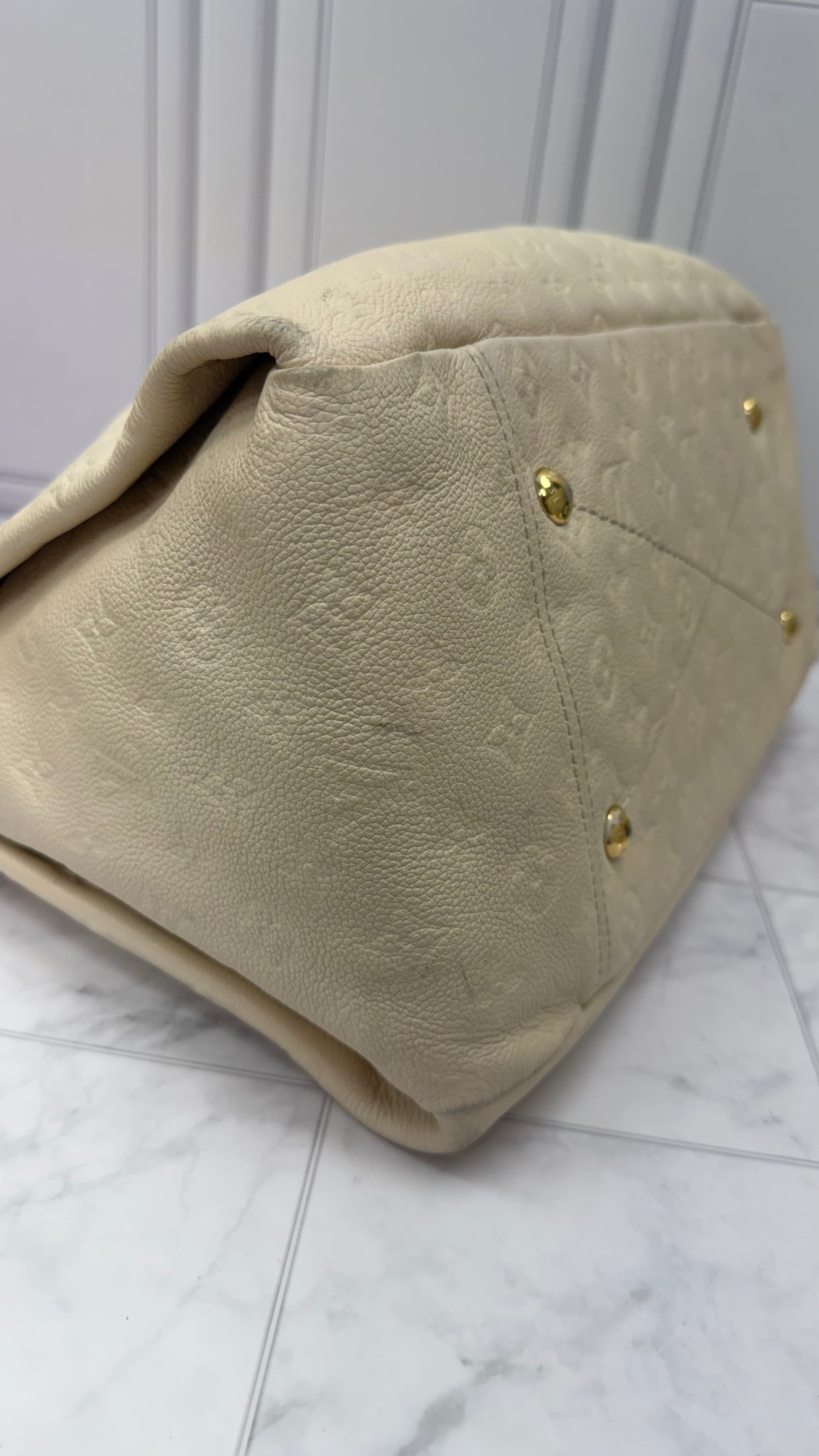 *DONS DROP* Louis Vuitton Ivory Empreinte Artsy MM Shoulder Bag