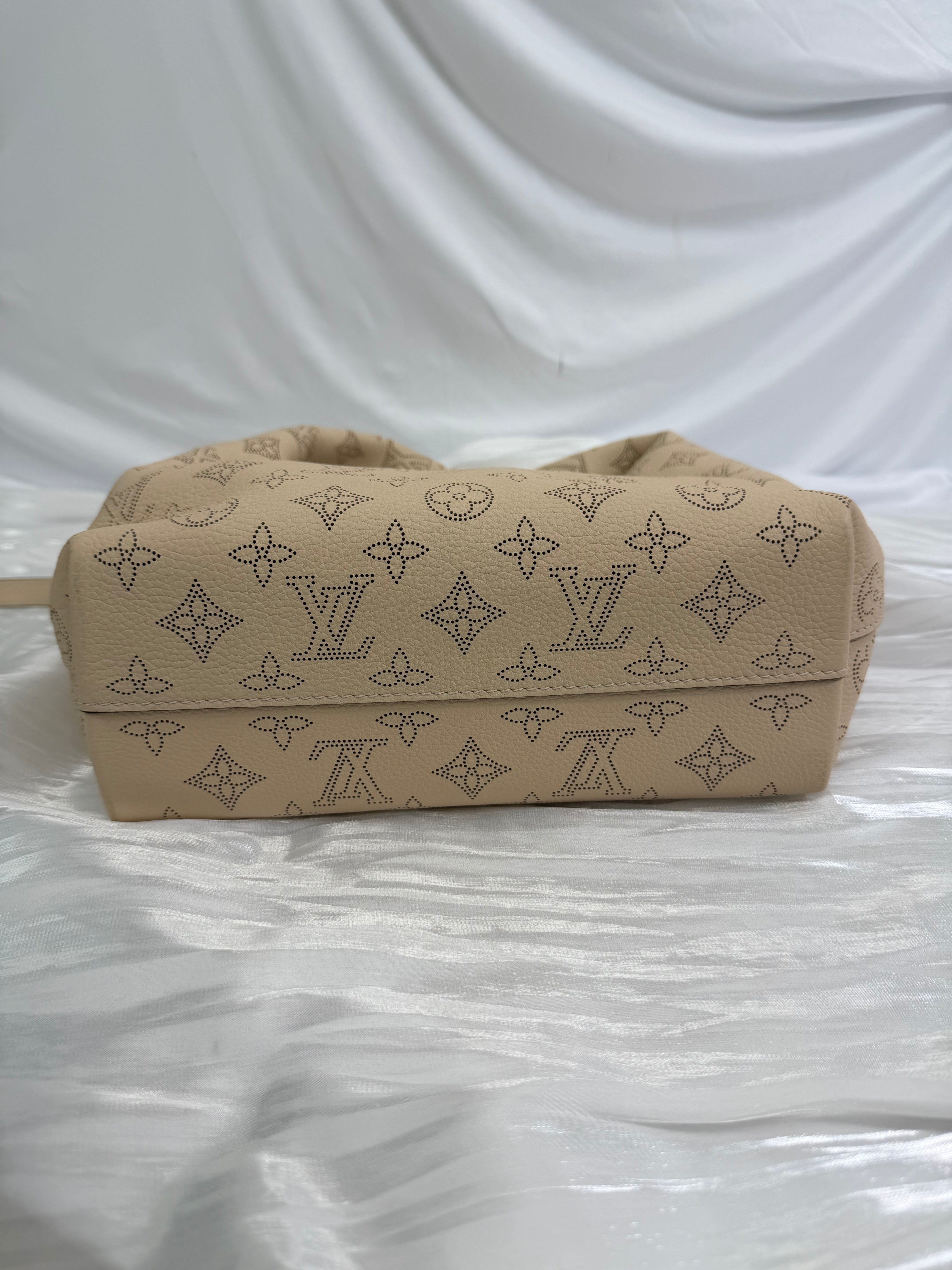 BRAND NEW Louis Vuitton Monogram Beige Mahina Leather Why Knot PM Bag