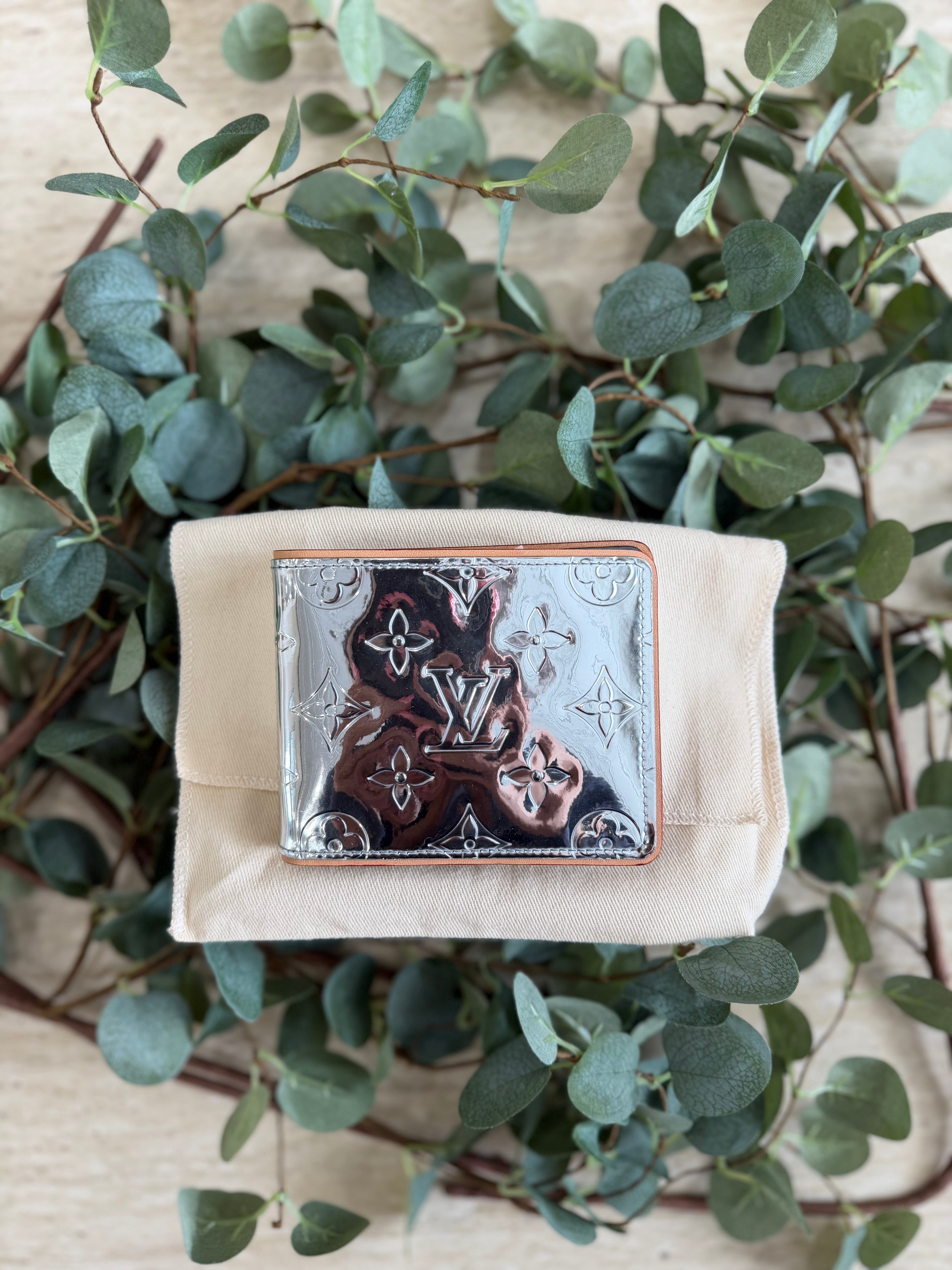 LIKE NEW Louis Vuitton Limited Edition Monogram Mirror Bifold