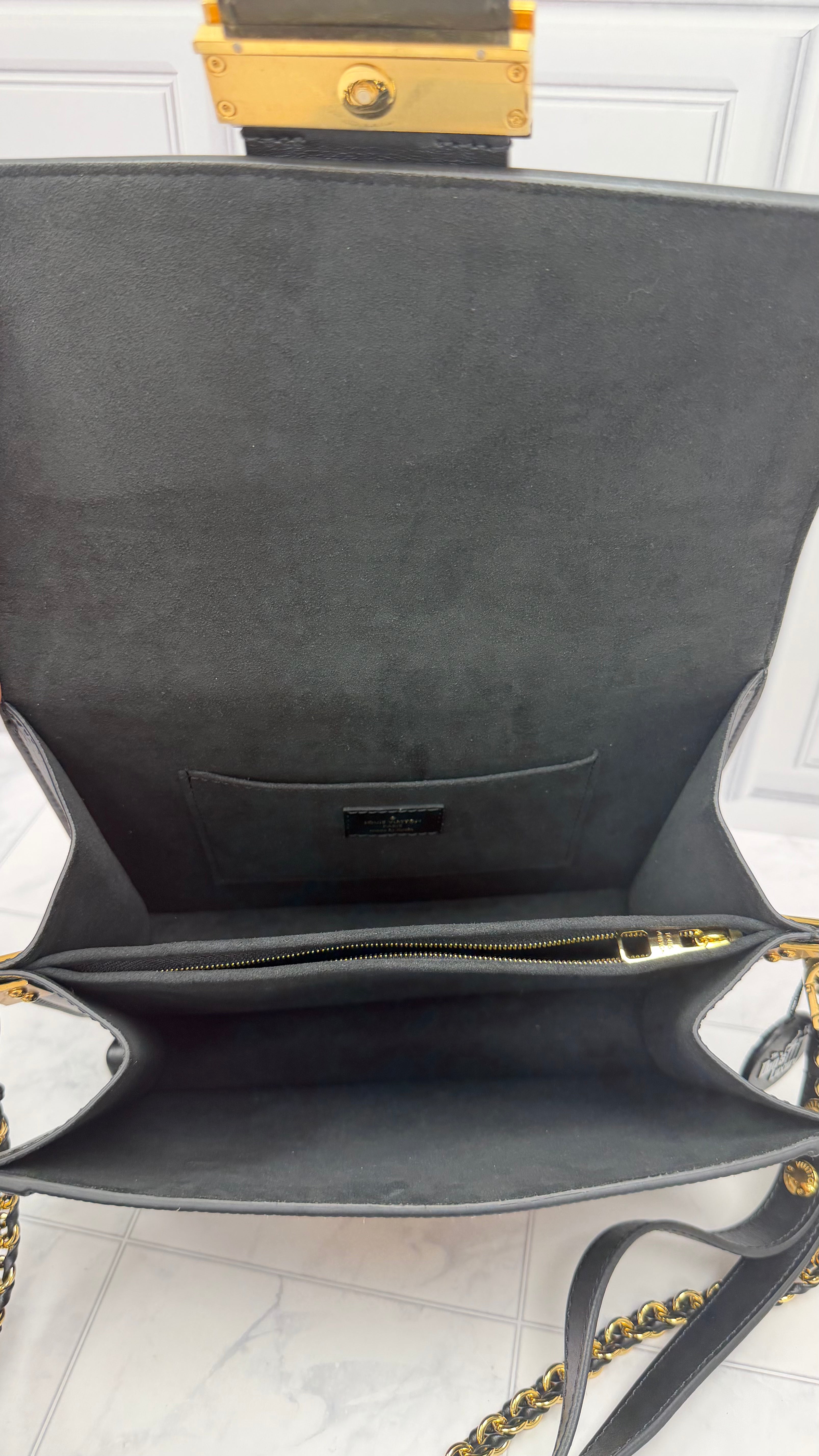 *DONS DROP* LIKE NEW - Louis Vuitton Black Epi Leather Dauphine MM Handbag