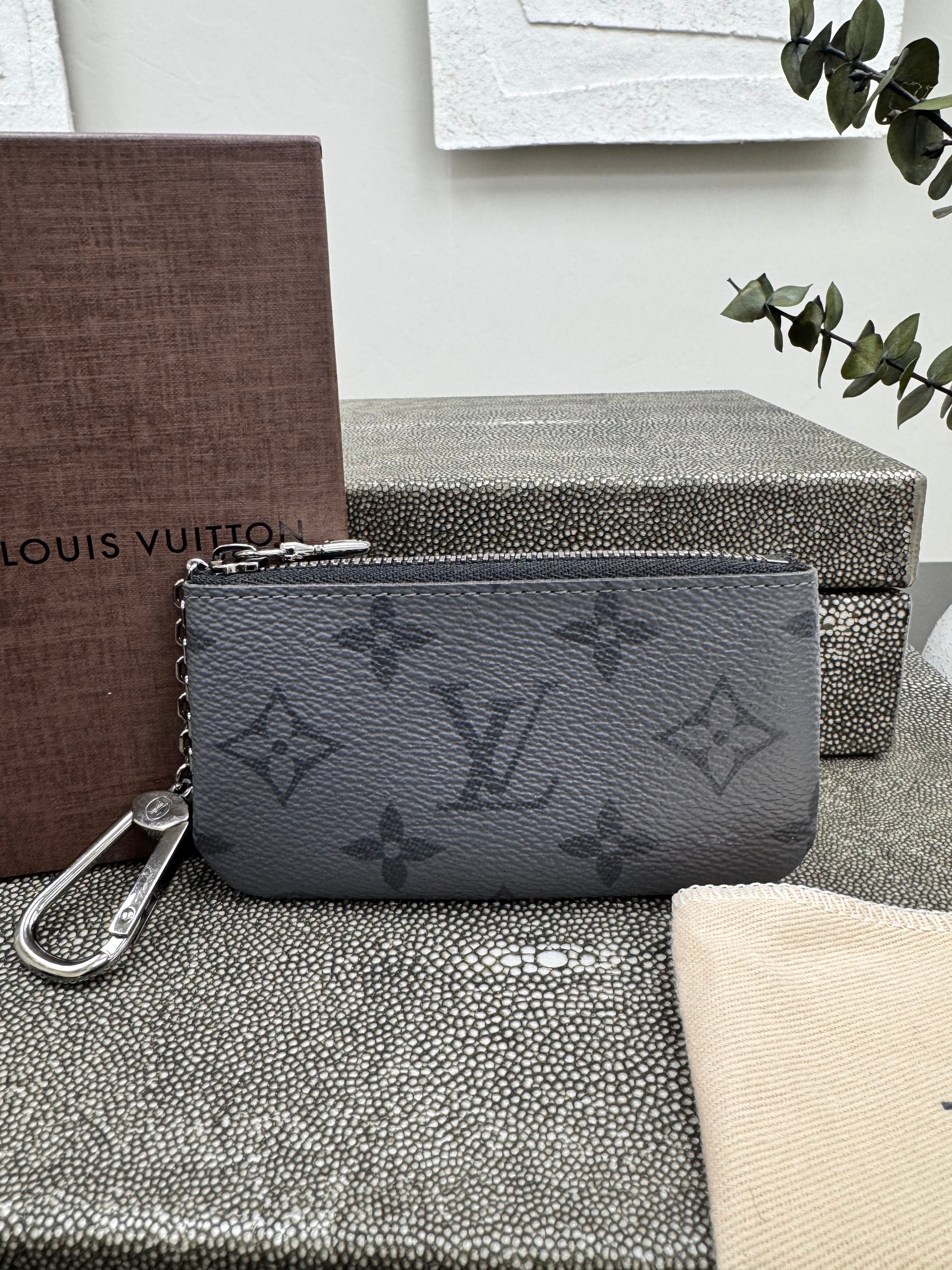 LIKE NEW - Louis Vuitton Monogram Eclipse Key Cles