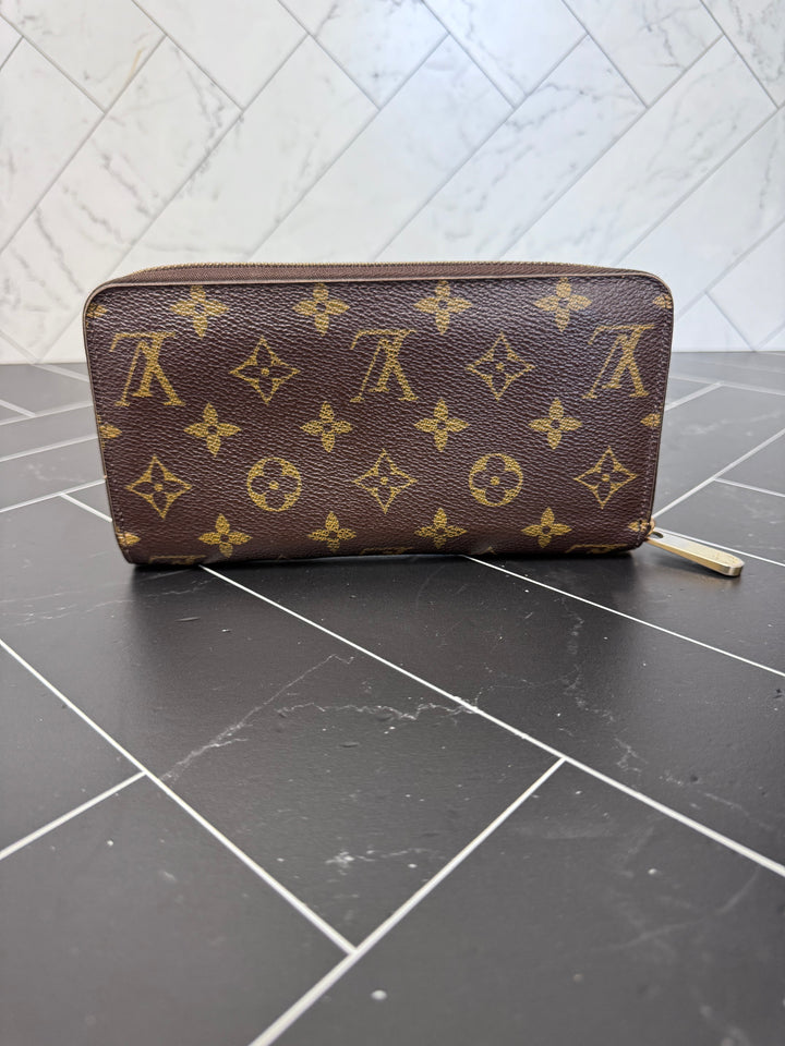 Louis Vuitton Monogram V Zippy Wallet