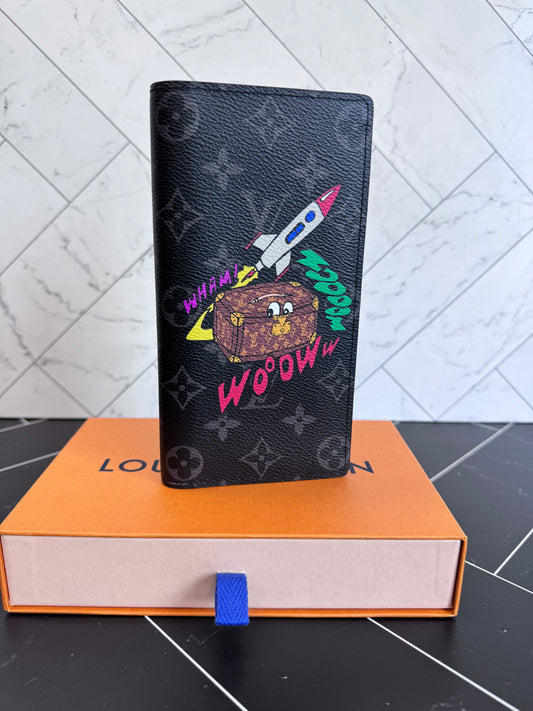BRAND NEW Louis Vuitton Limited Edition Comic Trunk Printed Monogram Eclipse Brazza Wallet