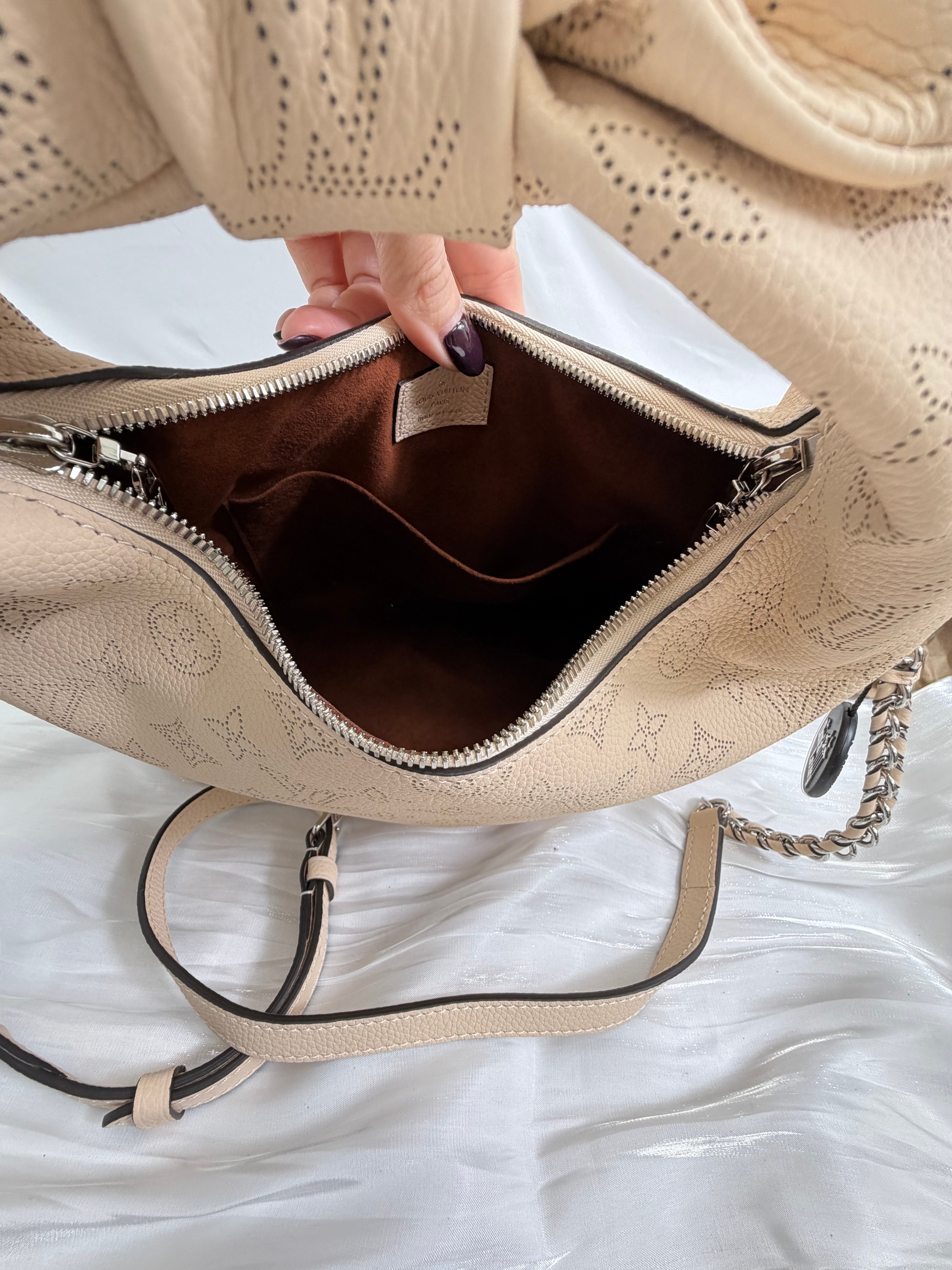 BRAND NEW Louis Vuitton Monogram Beige Mahina Leather Why Knot PM Bag