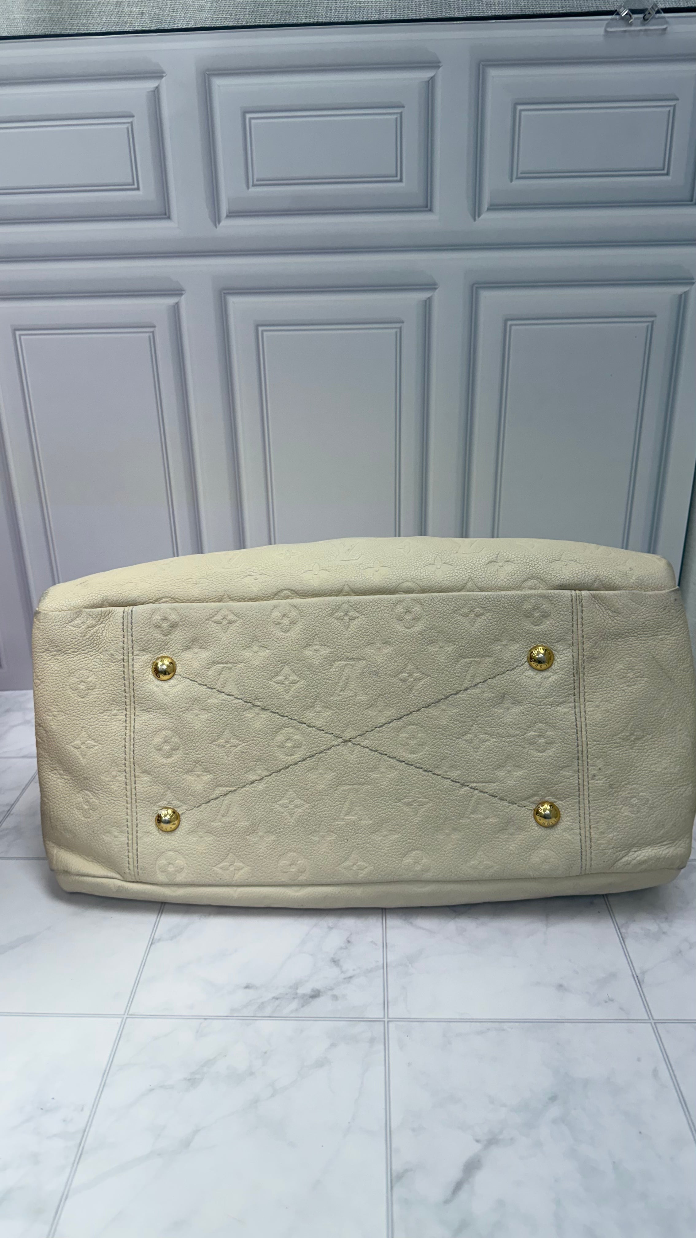 *DONS DROP* Louis Vuitton Ivory Empreinte Artsy MM Shoulder Bag