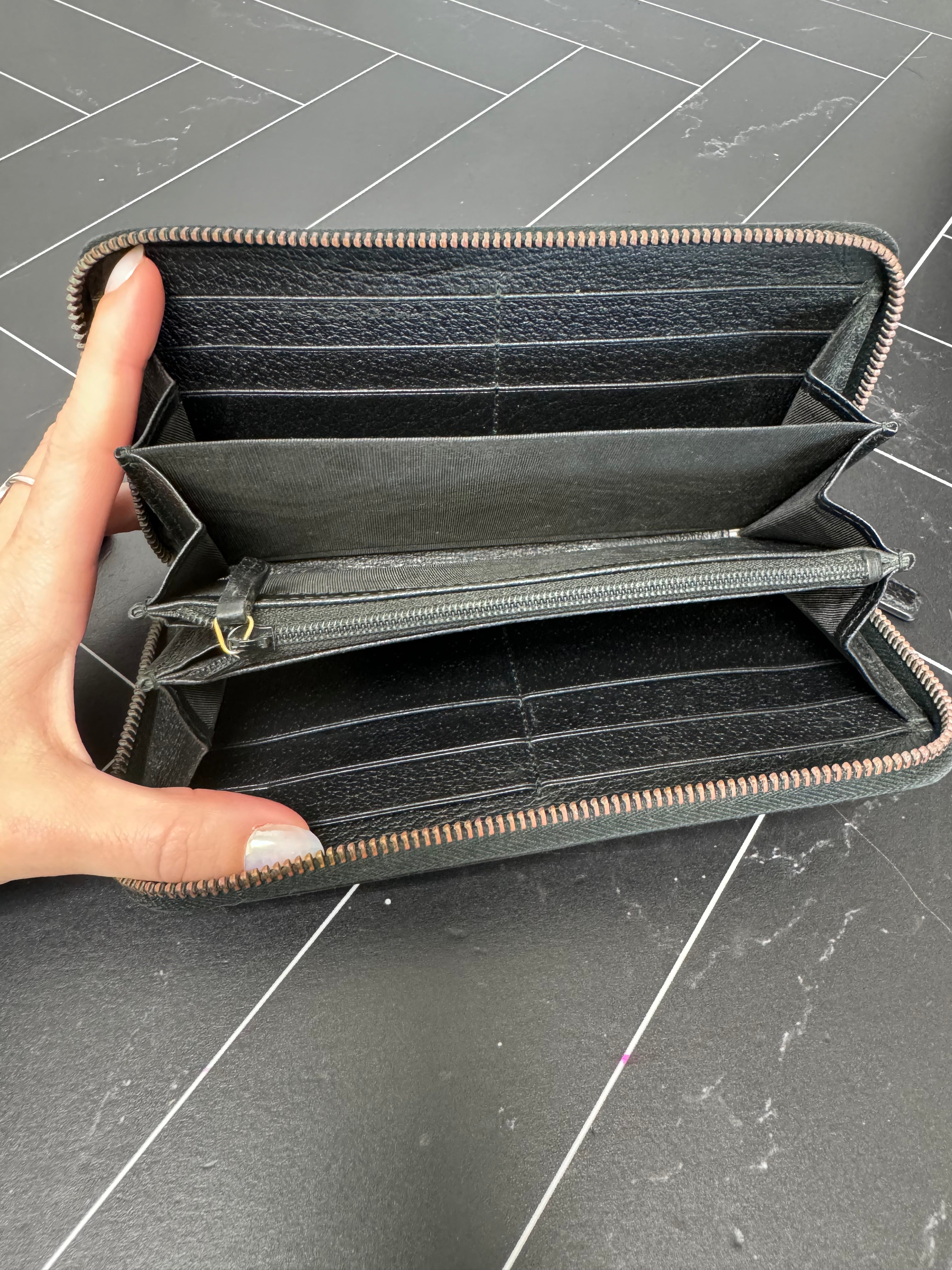 Gucci Black Leather Marmont Zippy Wallet