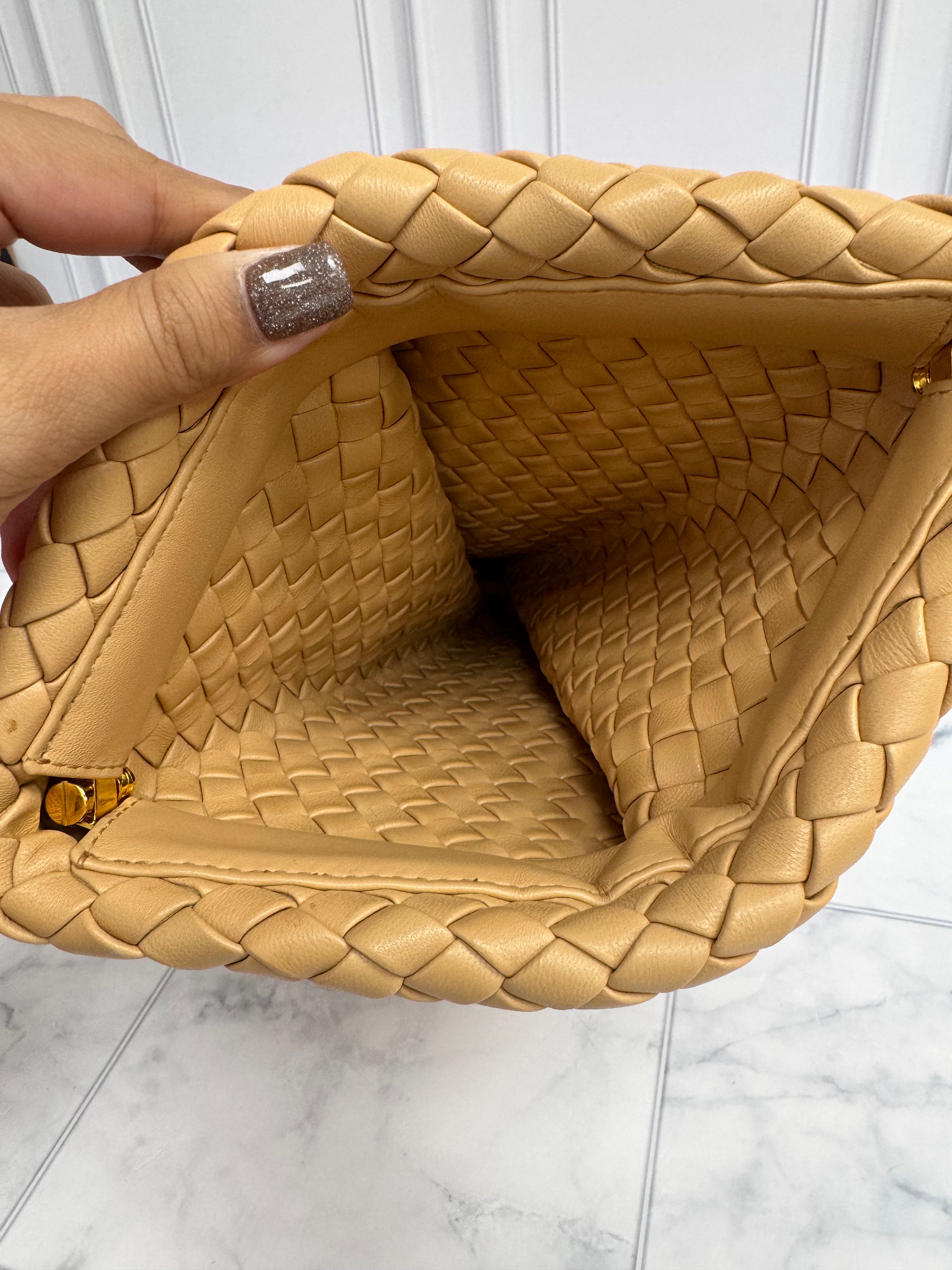 *DONS DROP* LIKE NEW - Bottega Veneta Peach Intrecciato Crisscross Clutch