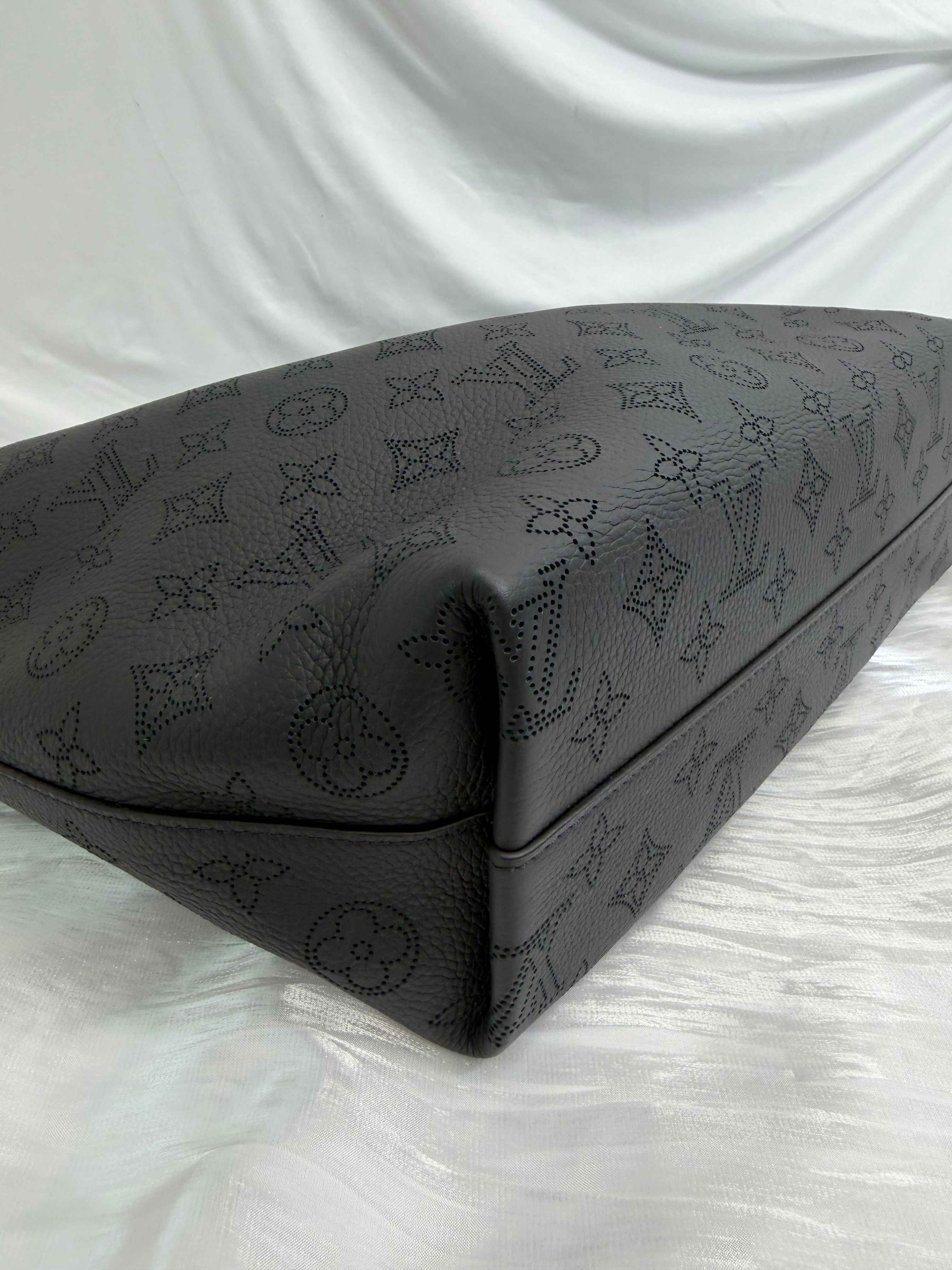 BRAND NEW Louis Vuitton Monogram Black Mahina Leather Why Knot MM Bag