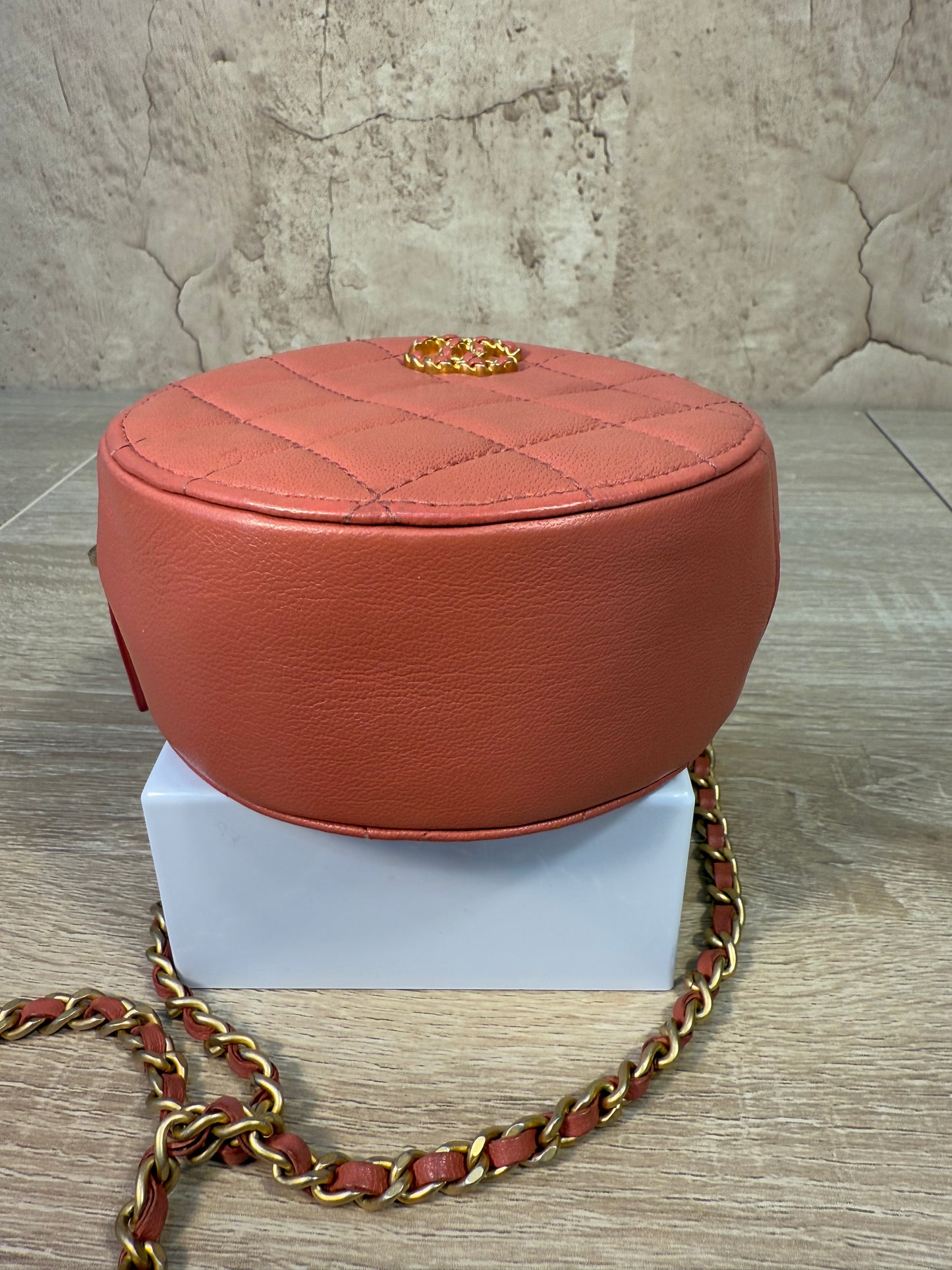 LIKE NEW Chanel Coral Quilted calfskin Round Infinity Clutch on a Chain