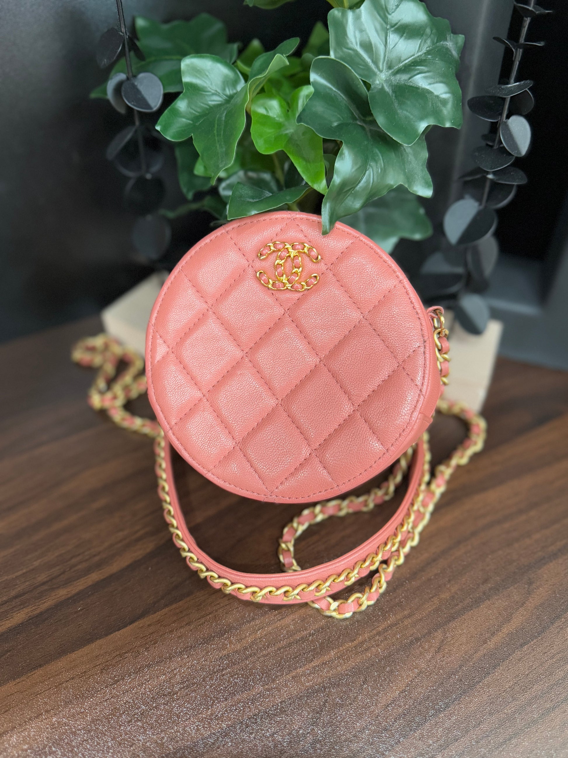 LIKE NEW Chanel Coral Quilted calfskin Round Infinity Clutch on a Chain