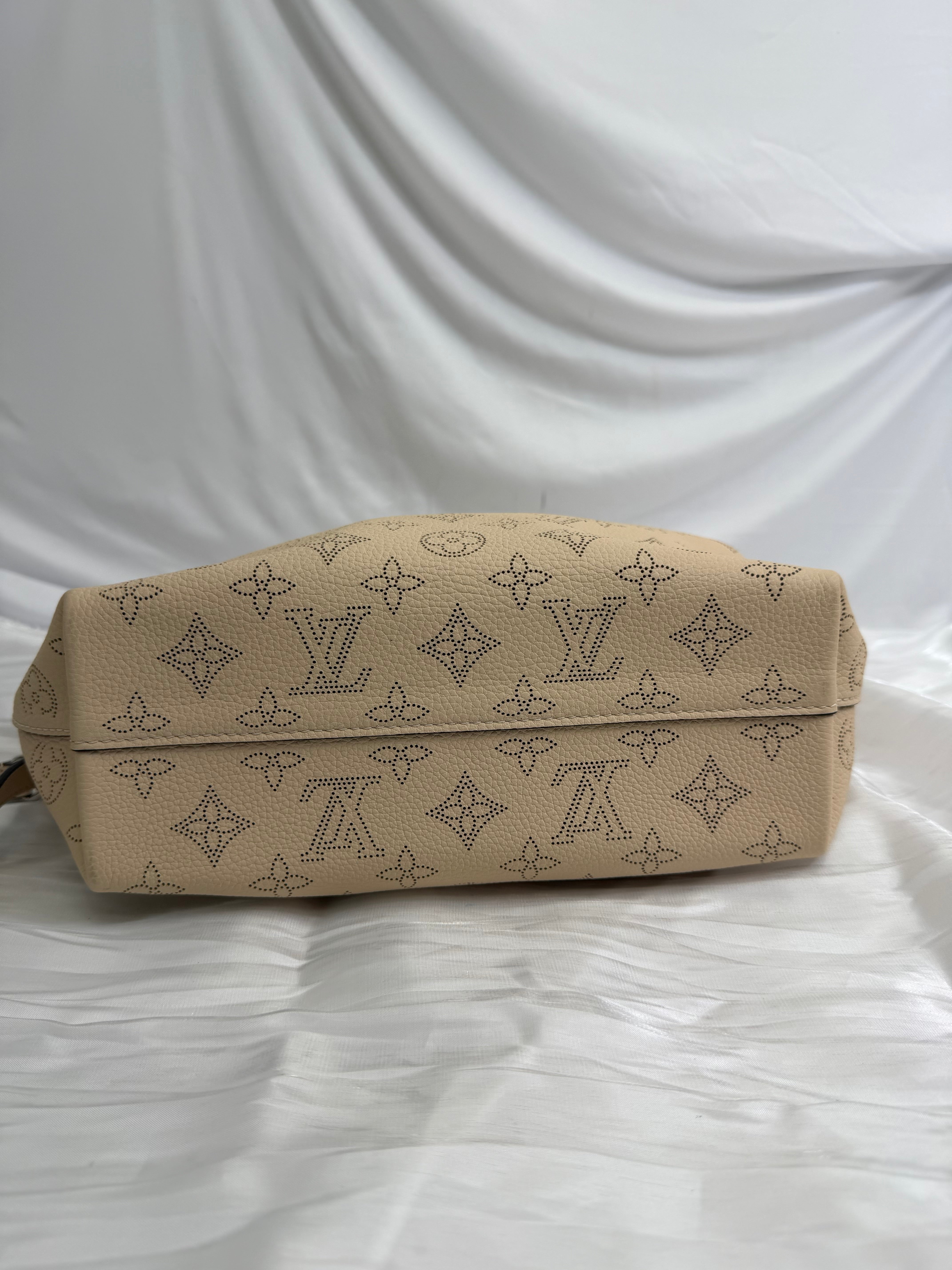 BRAND NEW Louis Vuitton Monogram Beige Mahina Leather Why Knot PM Bag