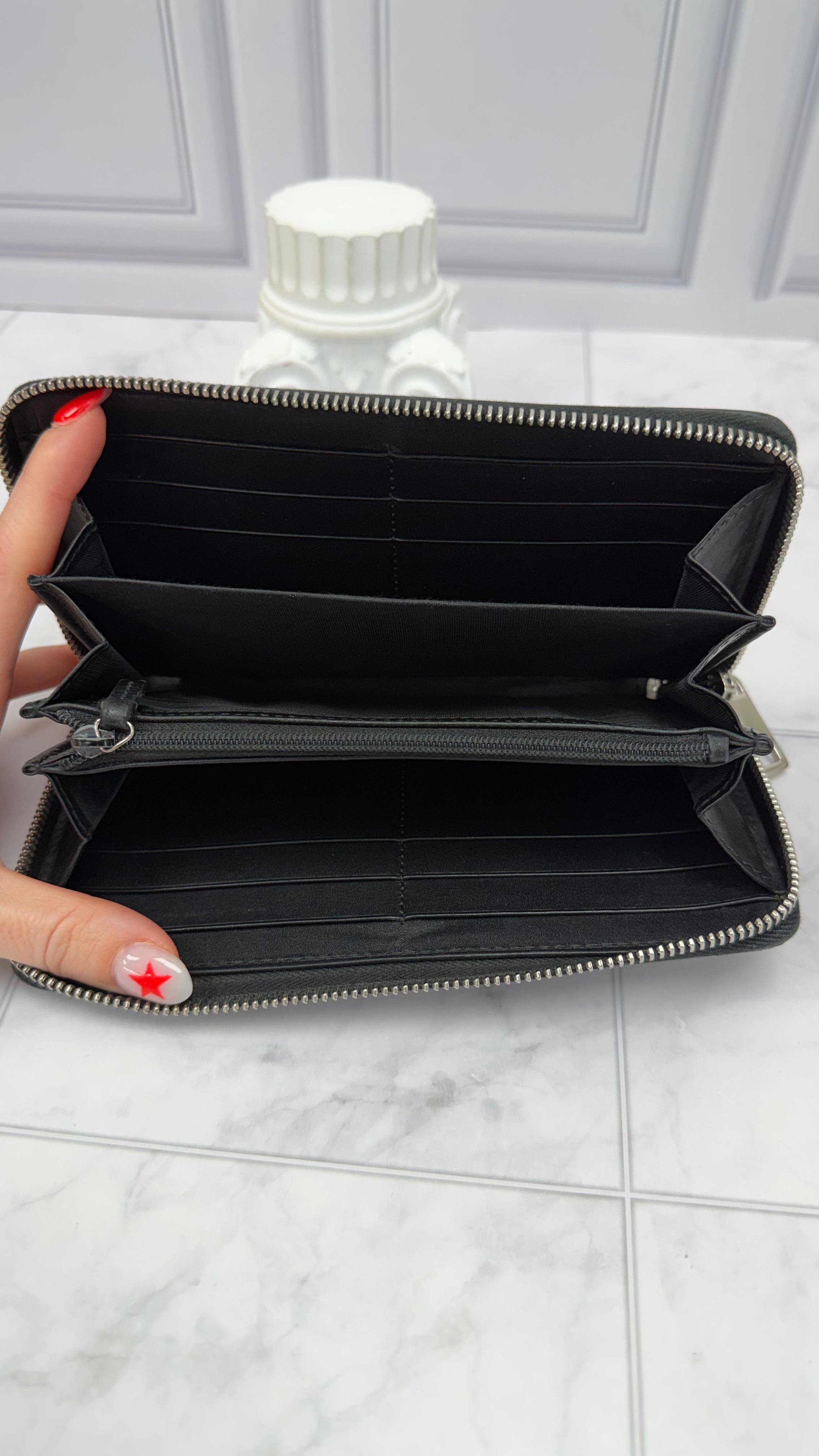 *DONS DROP* Gucci Black Leather GG Embossed Zippy Wallet