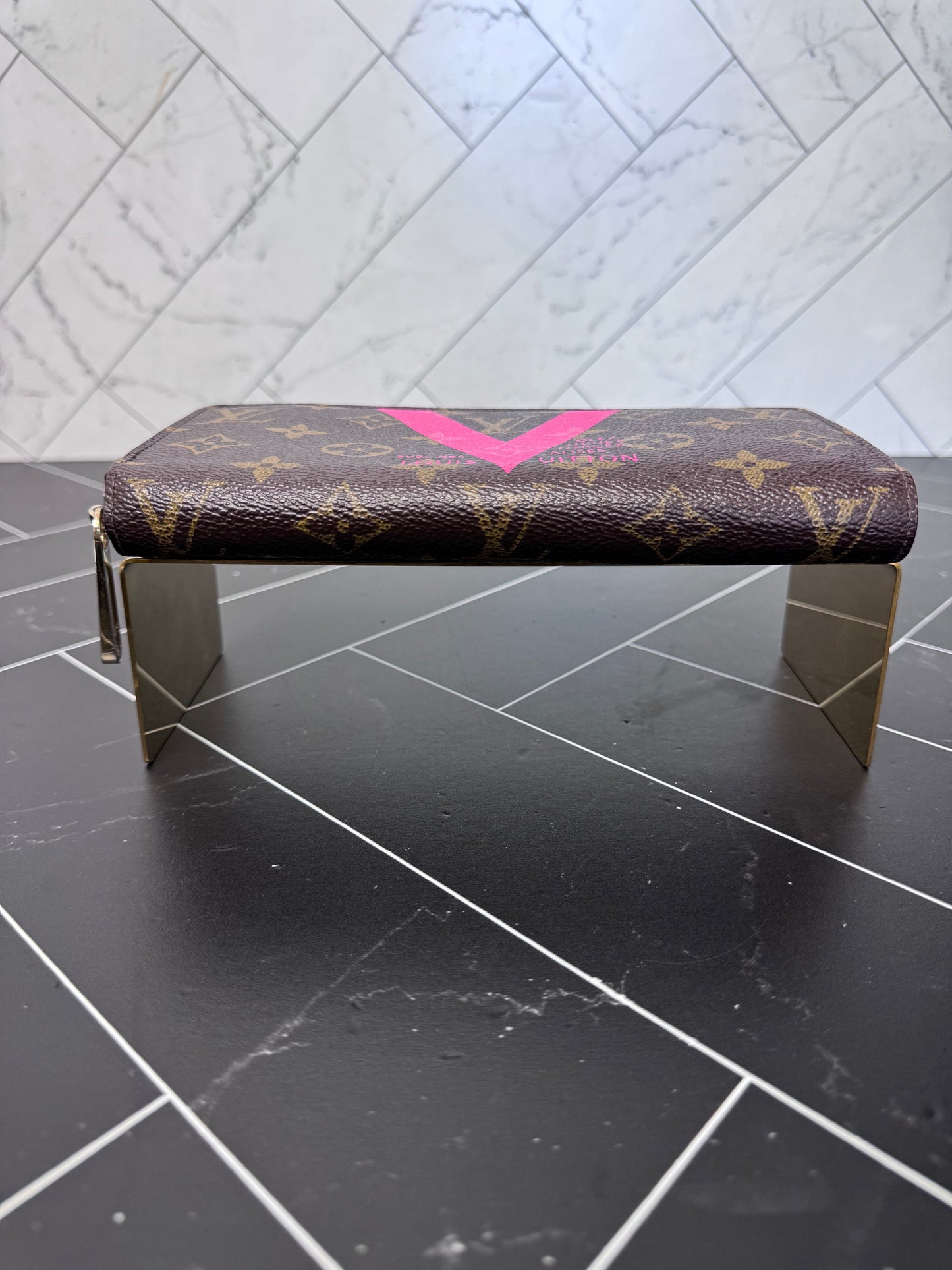 Louis Vuitton Monogram V Zippy Wallet