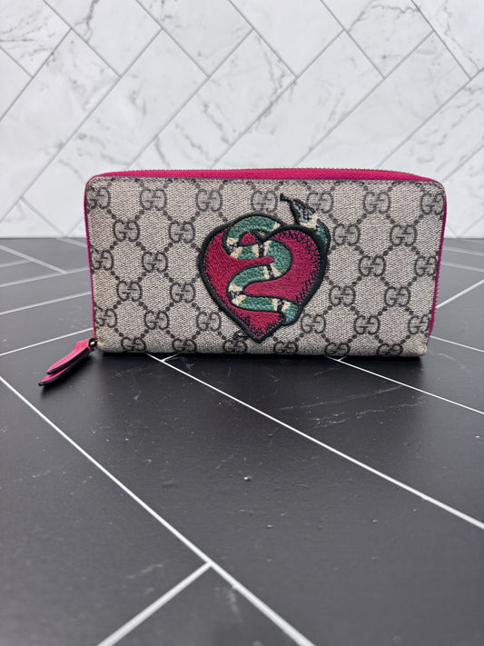 Gucci Beige GG Surpreme Snake Heart Zippy Wallet