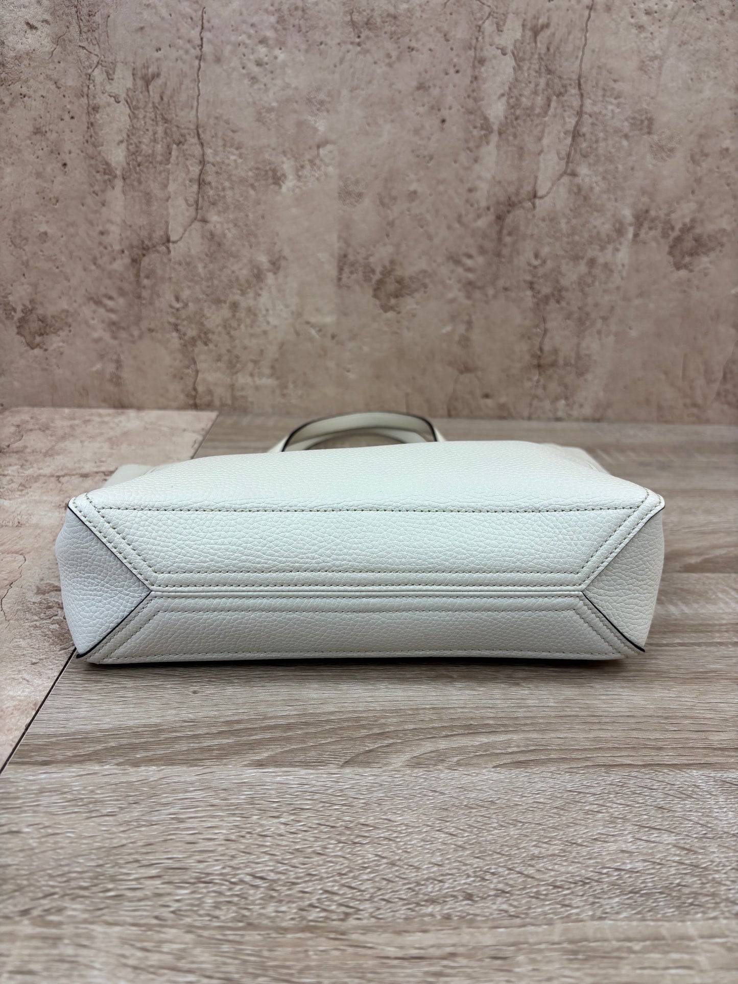 BRAND NEW- Gucci White Leather Dahlia Tote With Pouch