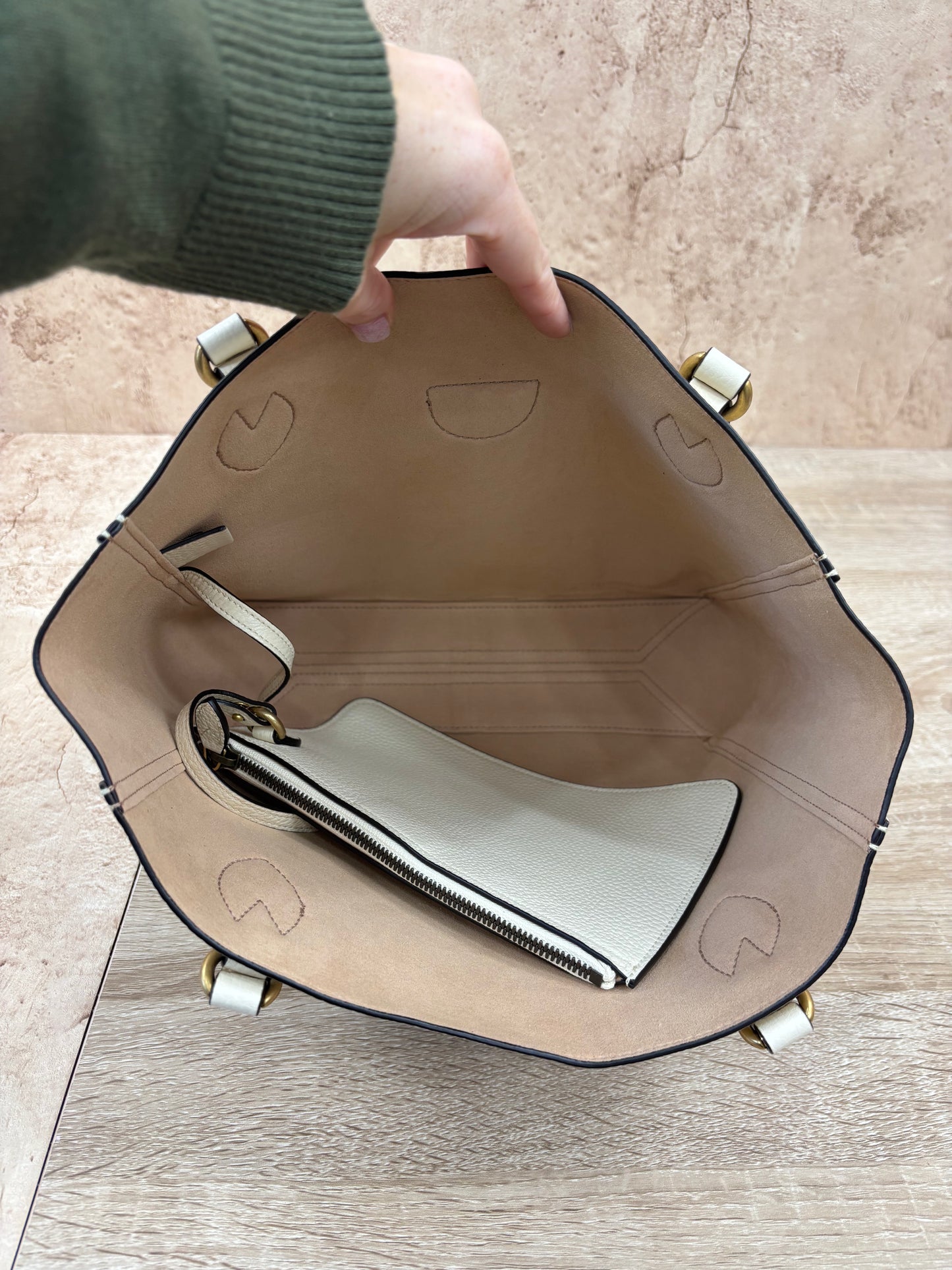 BRAND NEW- Gucci White Leather Dahlia Tote With Pouch