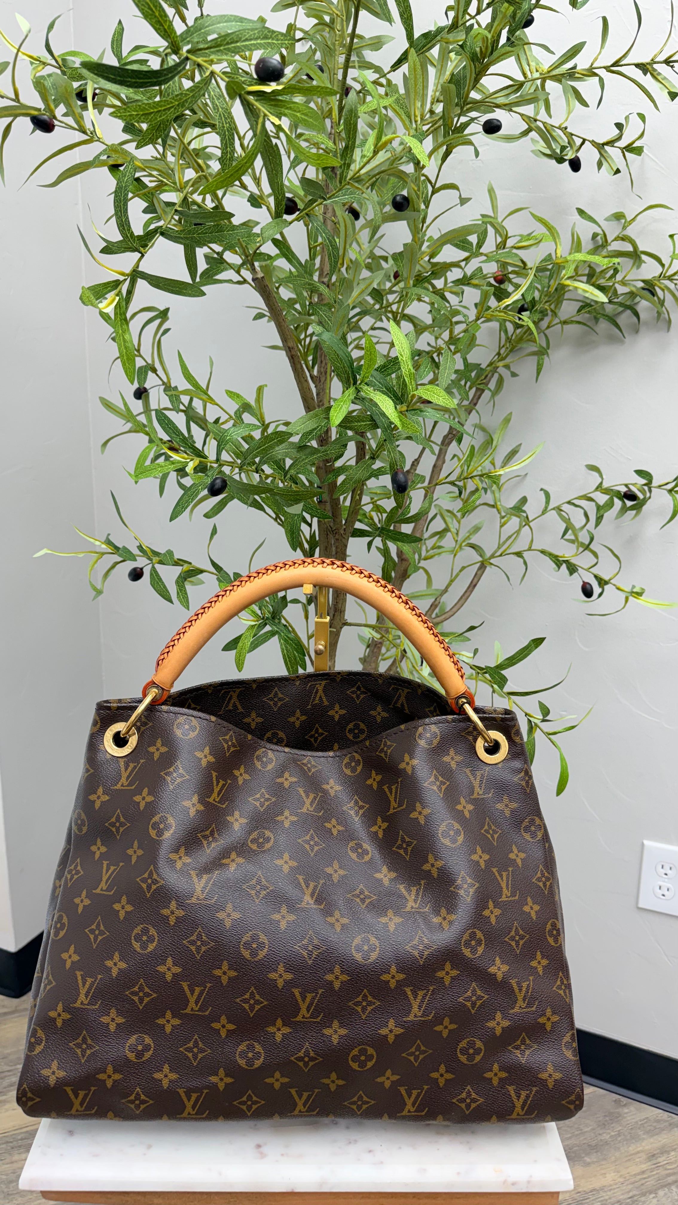 *DONS DROP* Louis Vuitton Monogram Artsy MM Shoulder Bag