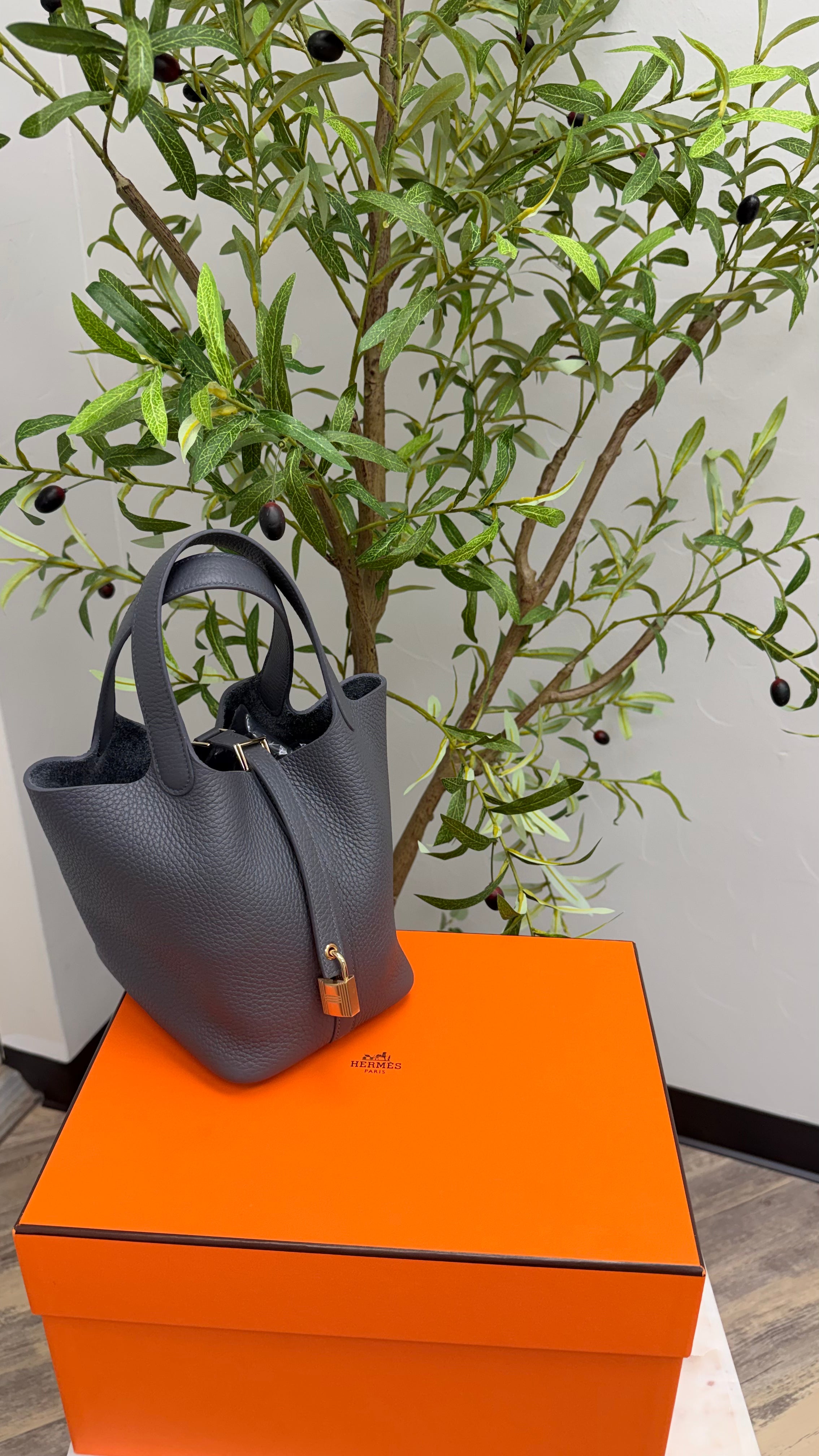 *DONS DROP* LIKE NEW - Hermes Grey Taurillon Clemence Picotine 18