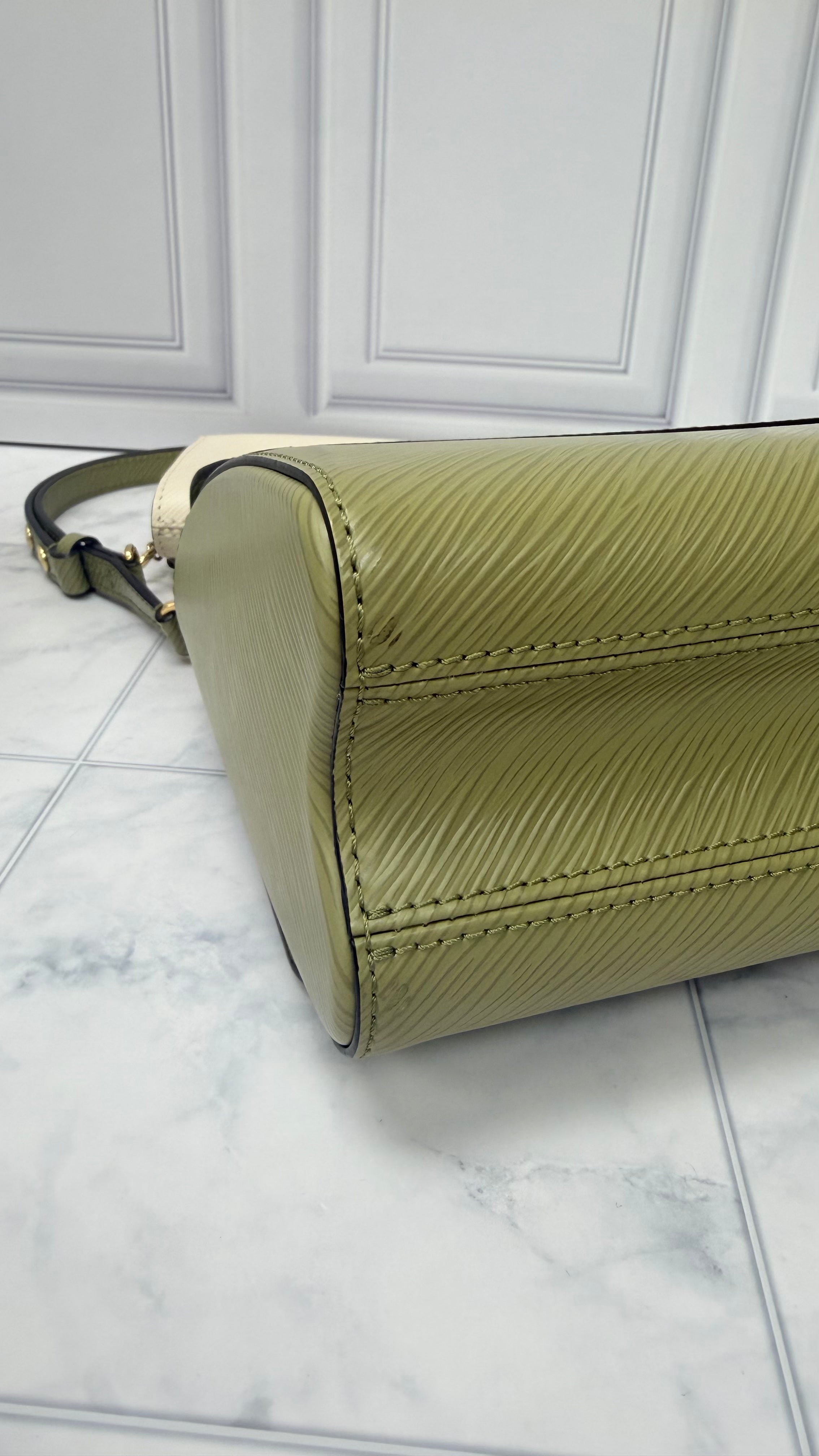 *DONS DROP* Louis Vuitton Green & Ivory Epi Twist & Twilly MM Handbag