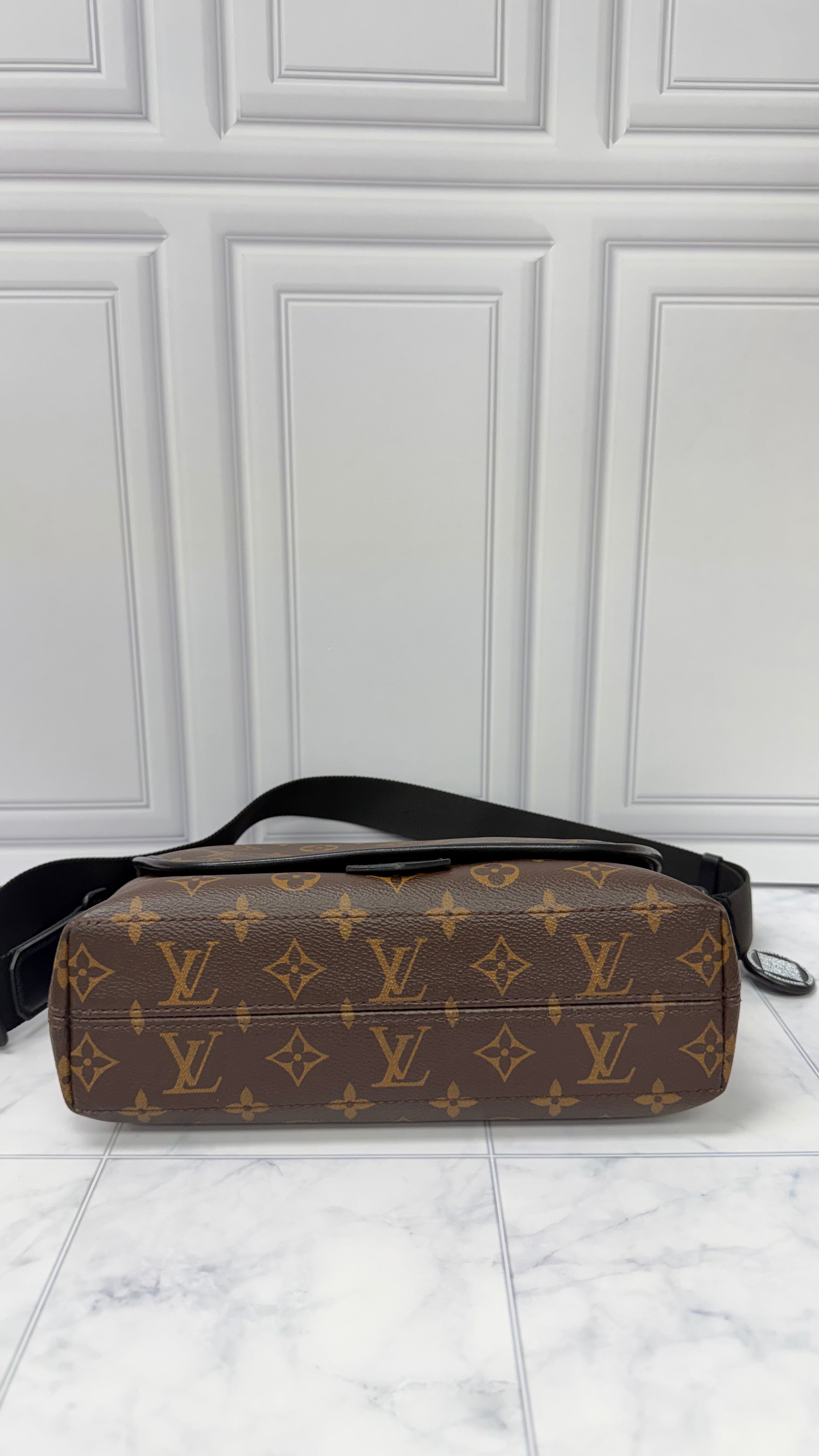 *DONS DROP* Louis Vuitton Monogram Macassar District Messenger Bag
