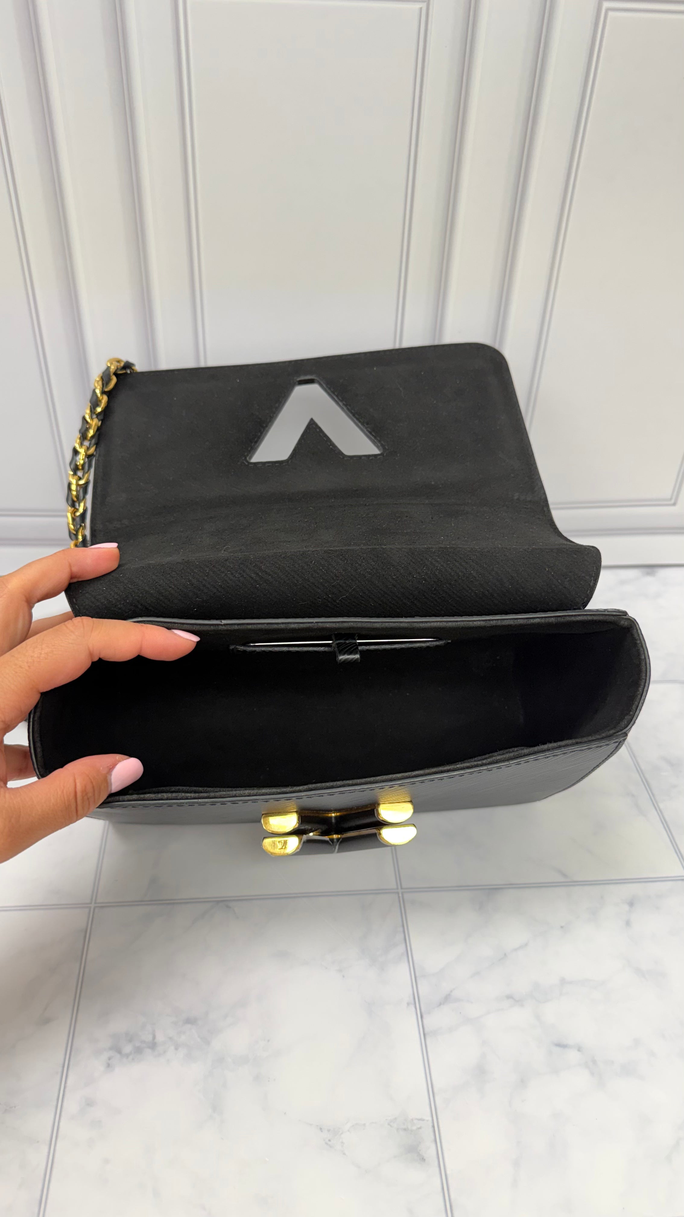 *DONS DROP* LIKE NEW - Louis Vuitton Black Epi Leather Twist MM Shoulder Bag