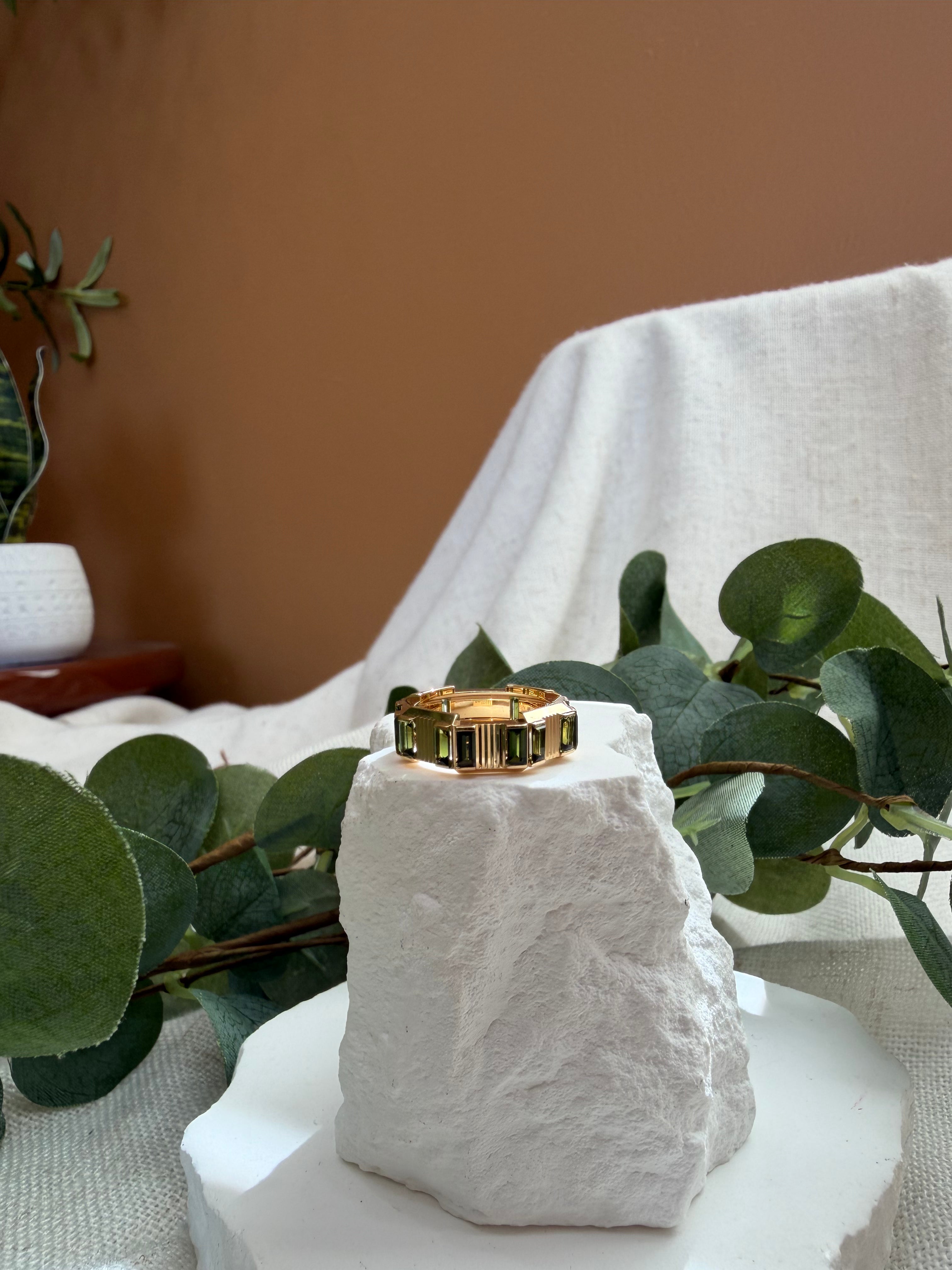 Gucci 18k Gold & Green Tourmaline 6mm Link Ring Size 4.25