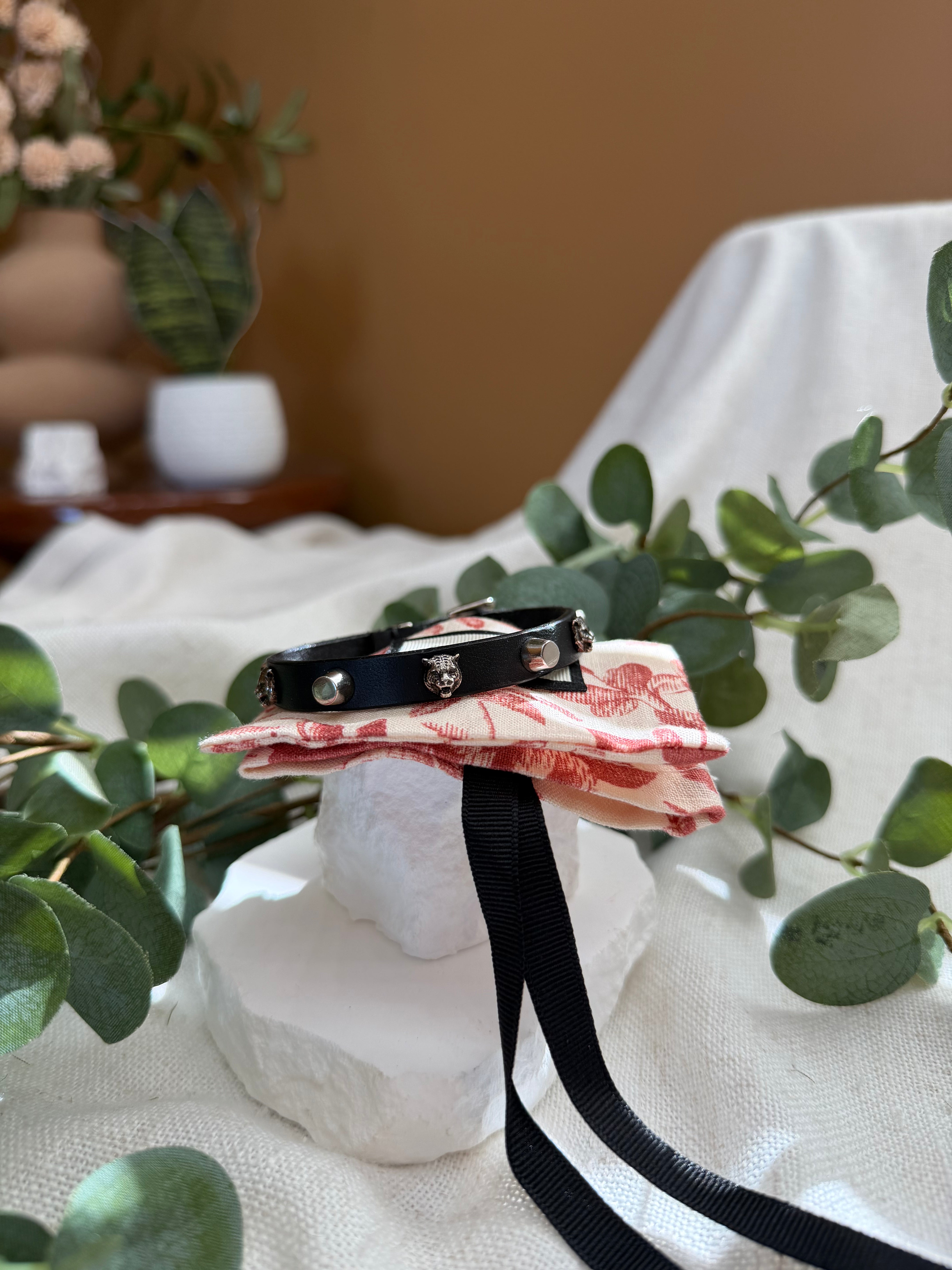 Gucci Black Leather Feline Heads Bracelet