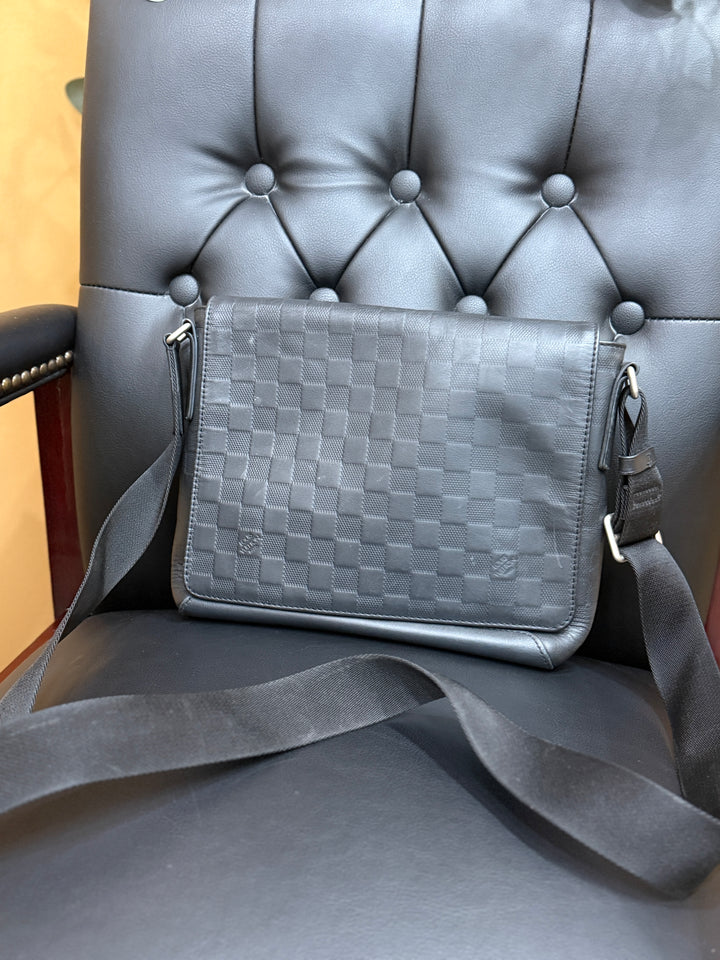 Louis Vuitton Black Damier Infini District Messenger