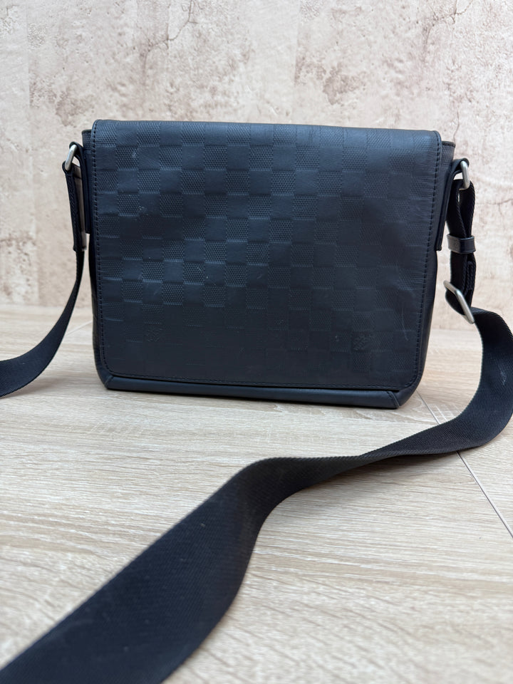 Louis Vuitton Black Damier Infini District Messenger