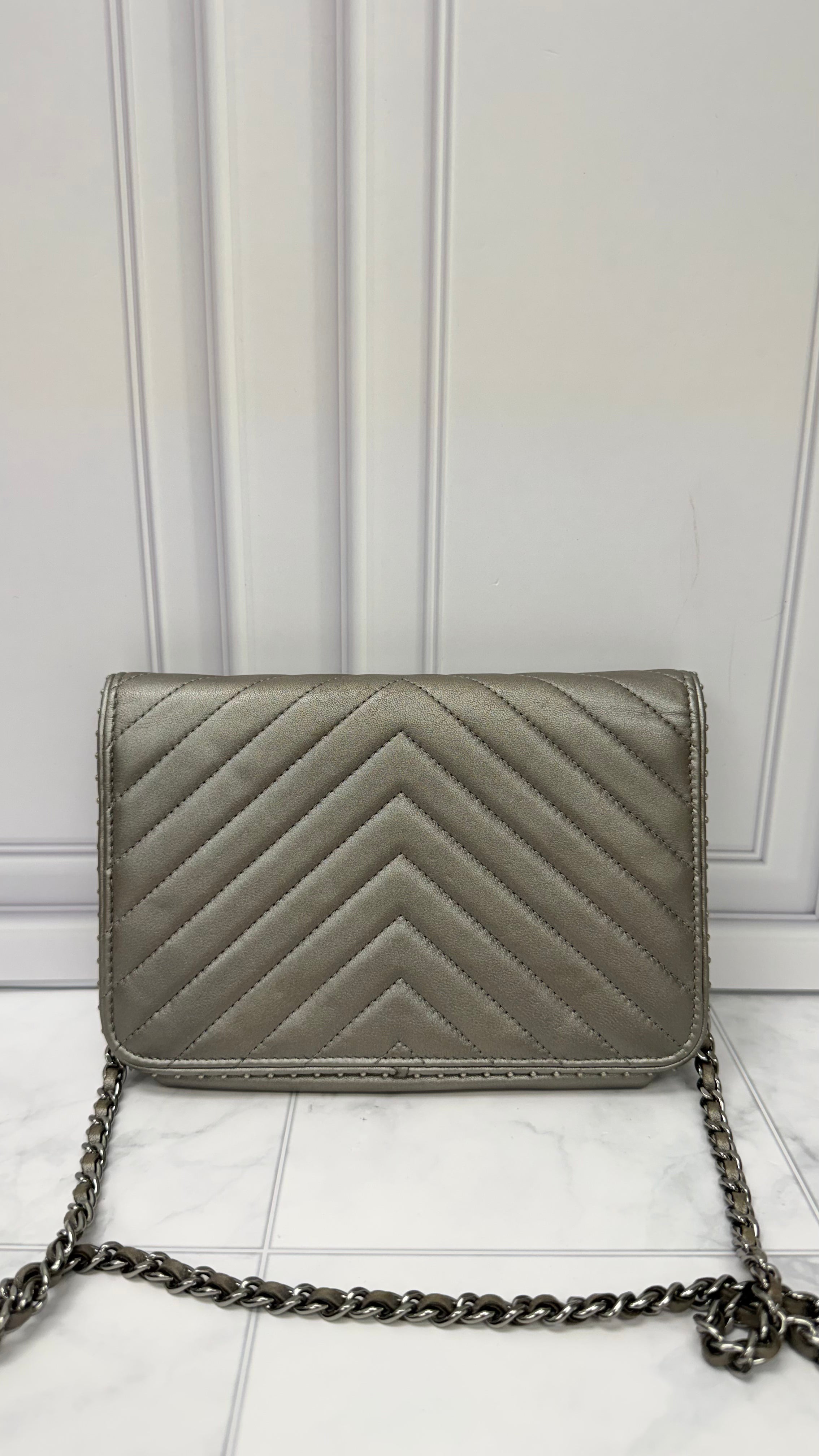 Chanel Silver Metallic Leather Wallet On A Chain