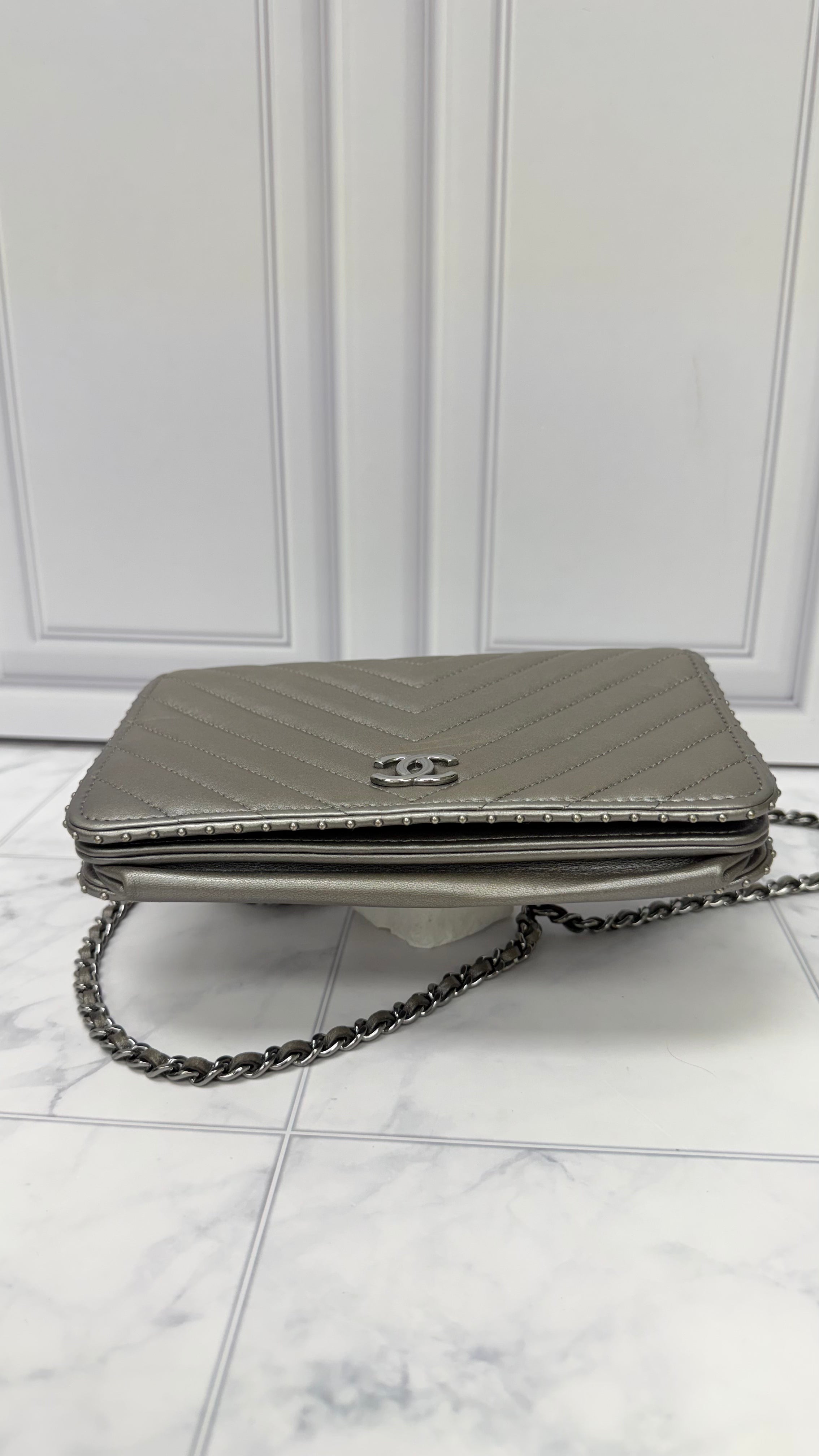 Chanel Silver Metallic Leather Wallet On A Chain
