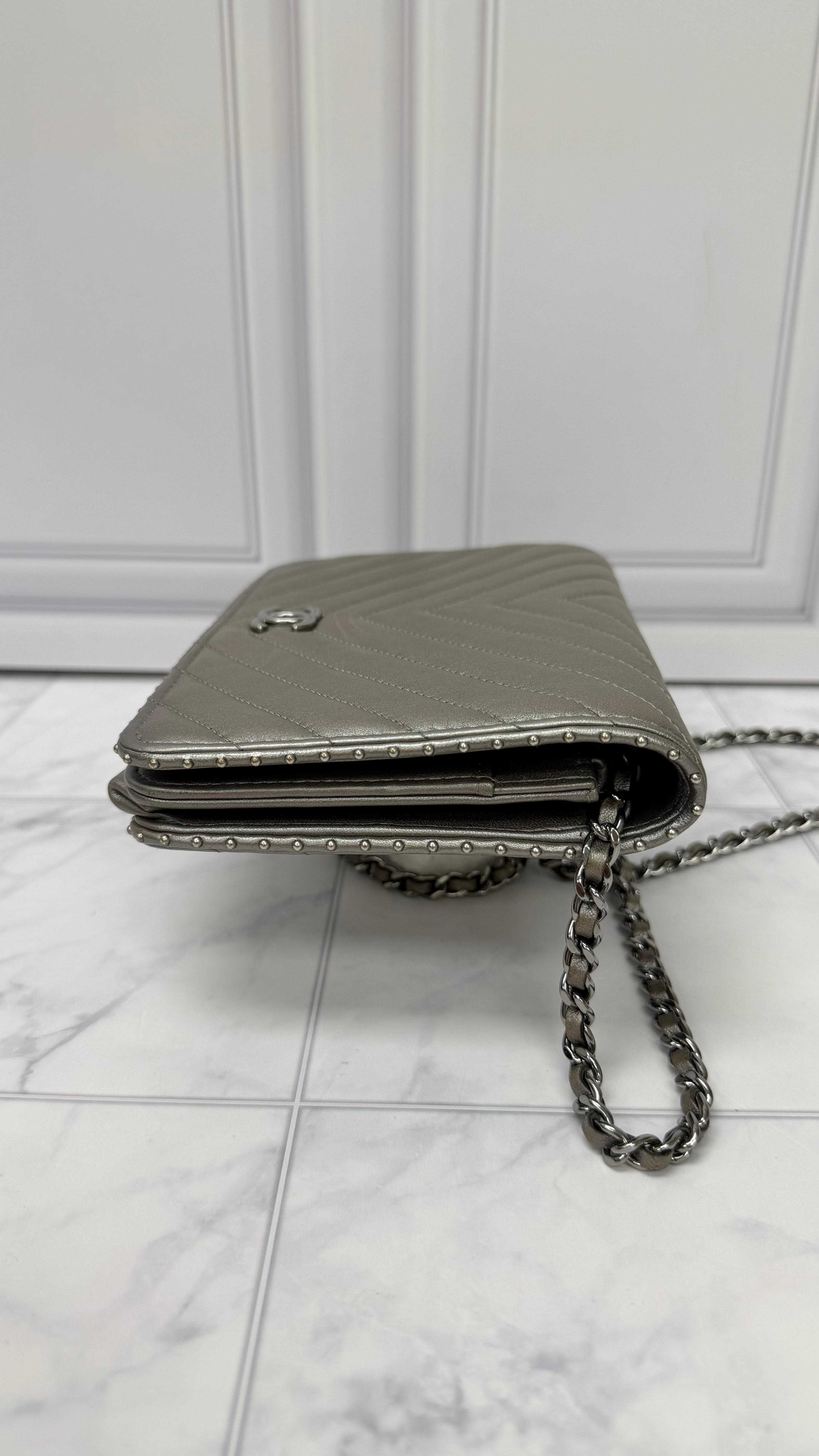 Chanel Silver Metallic Leather Wallet On A Chain