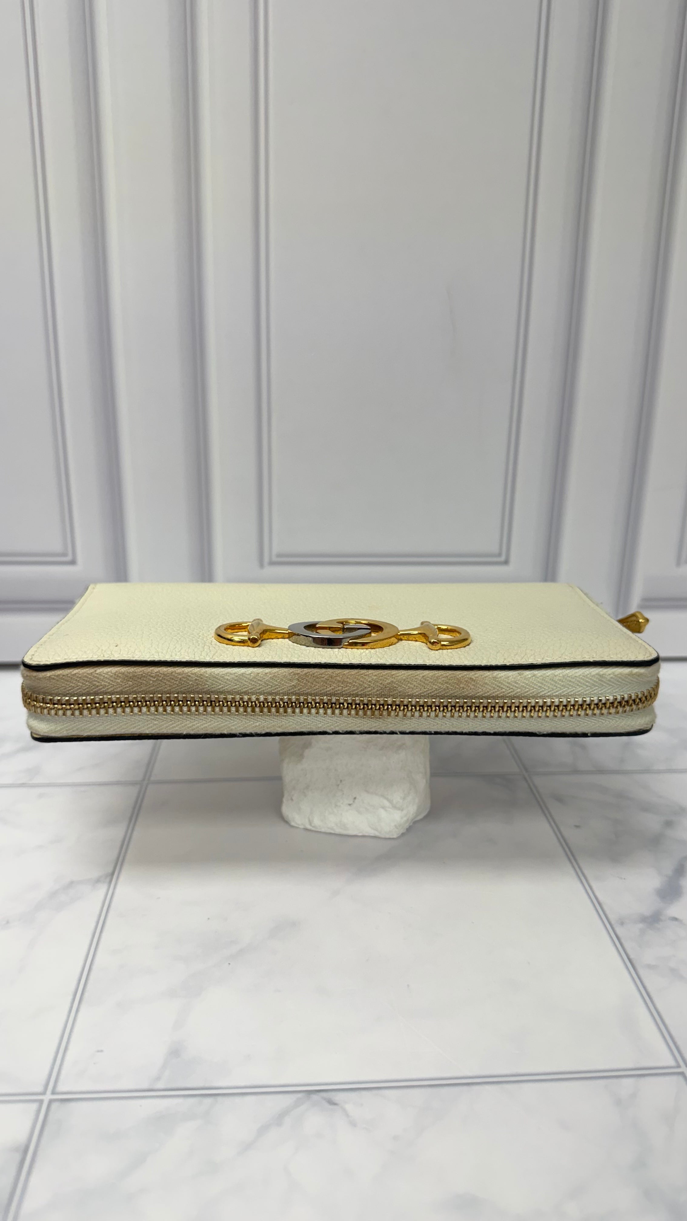 Gucci White Grained Leather Zippy Wallet