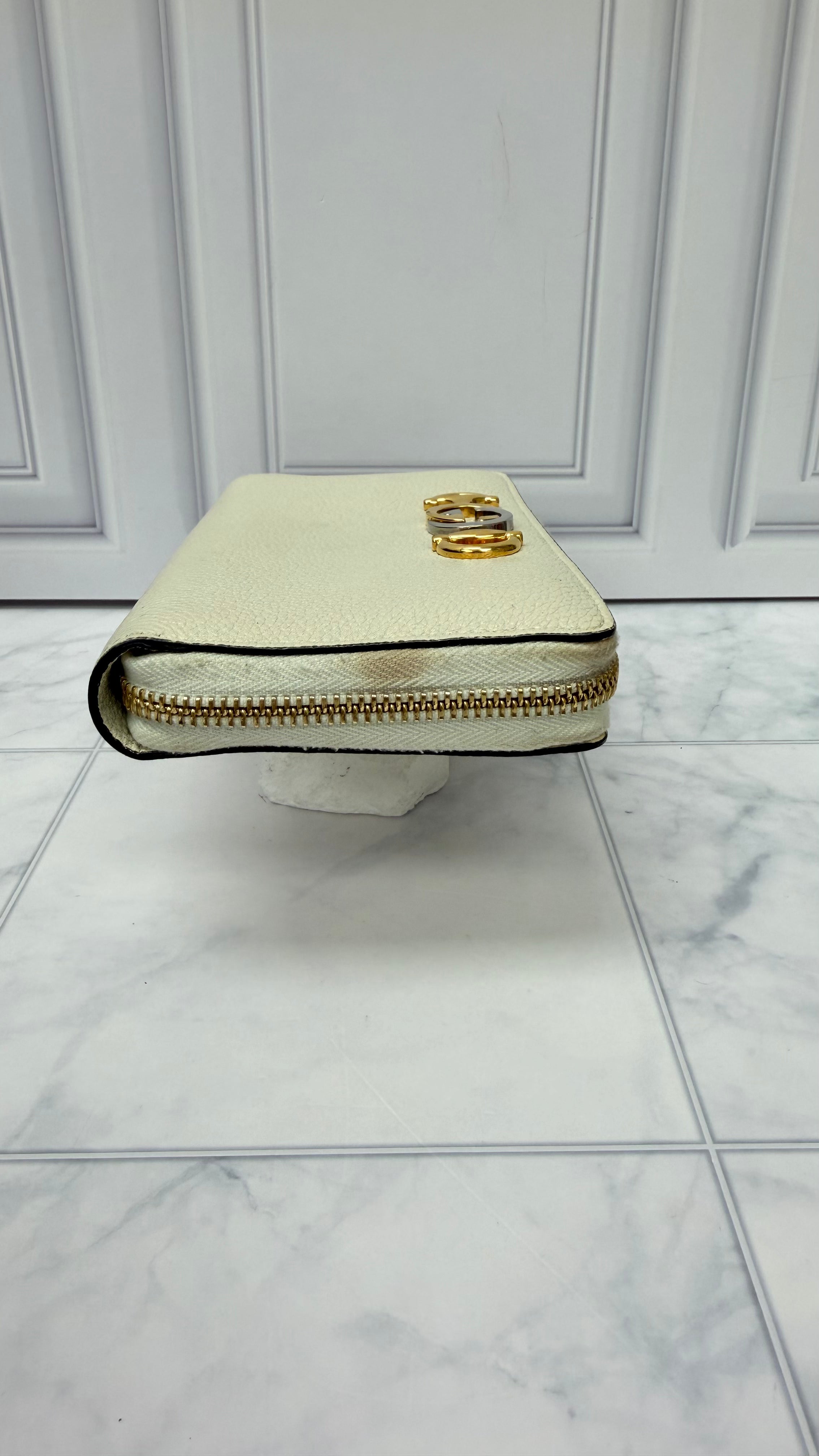 Gucci White Grained Leather Zippy Wallet