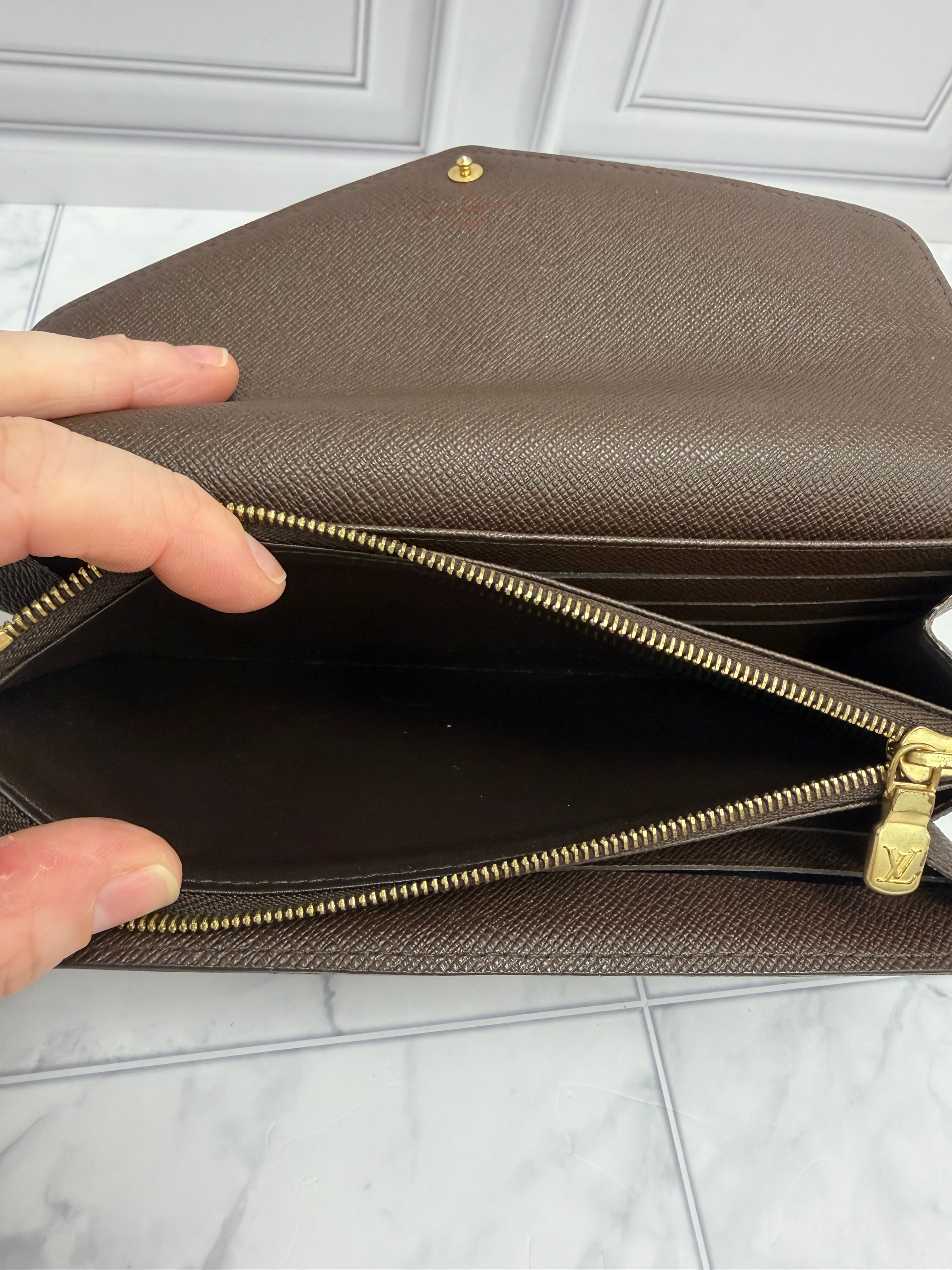 *DONS DROP* Louis Vuitton Damier Ebene Sarah Wallet