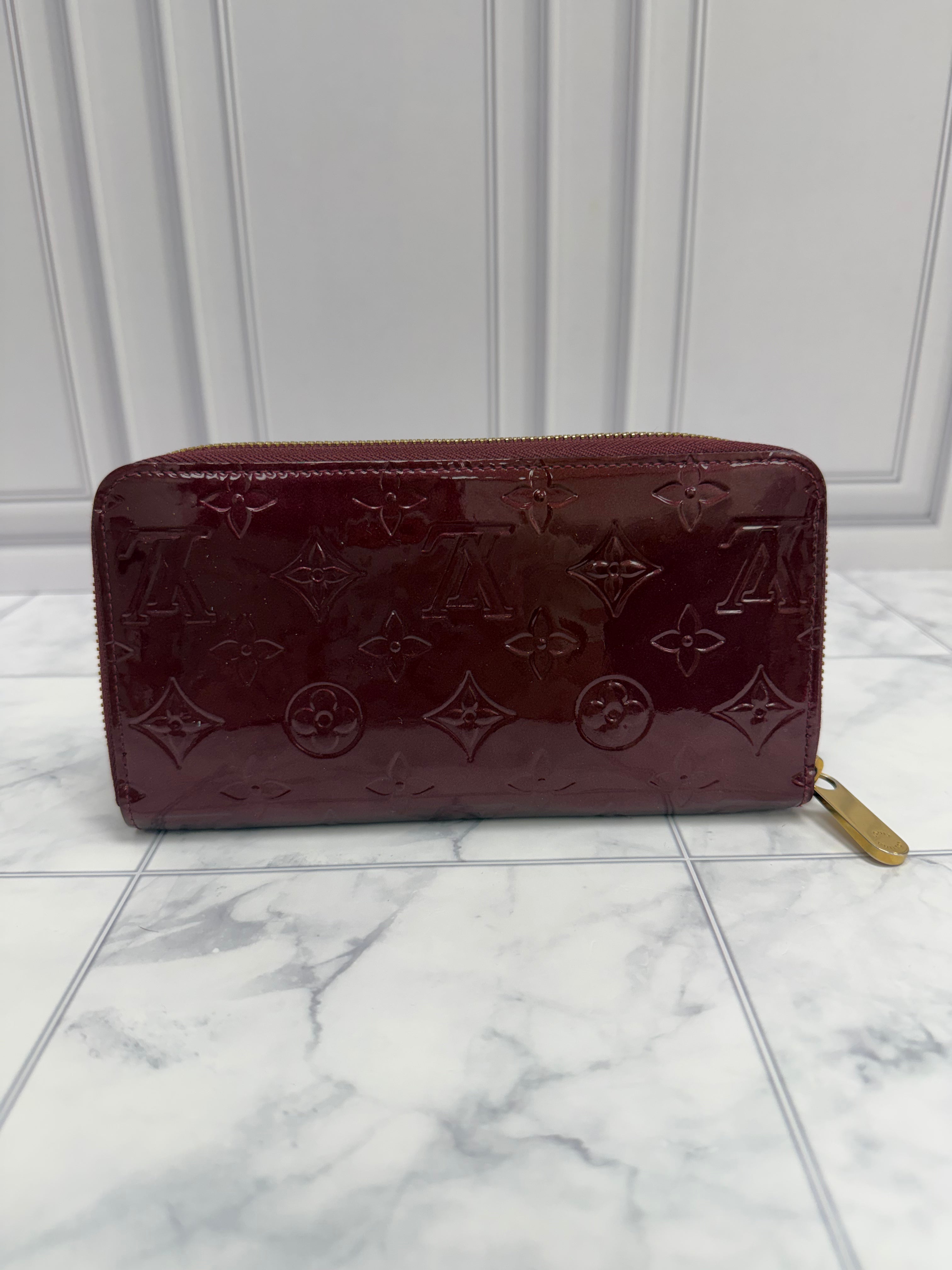 *DONS DROP* Louis Vuitton Amarante Vernis Leather Zippy Wallet