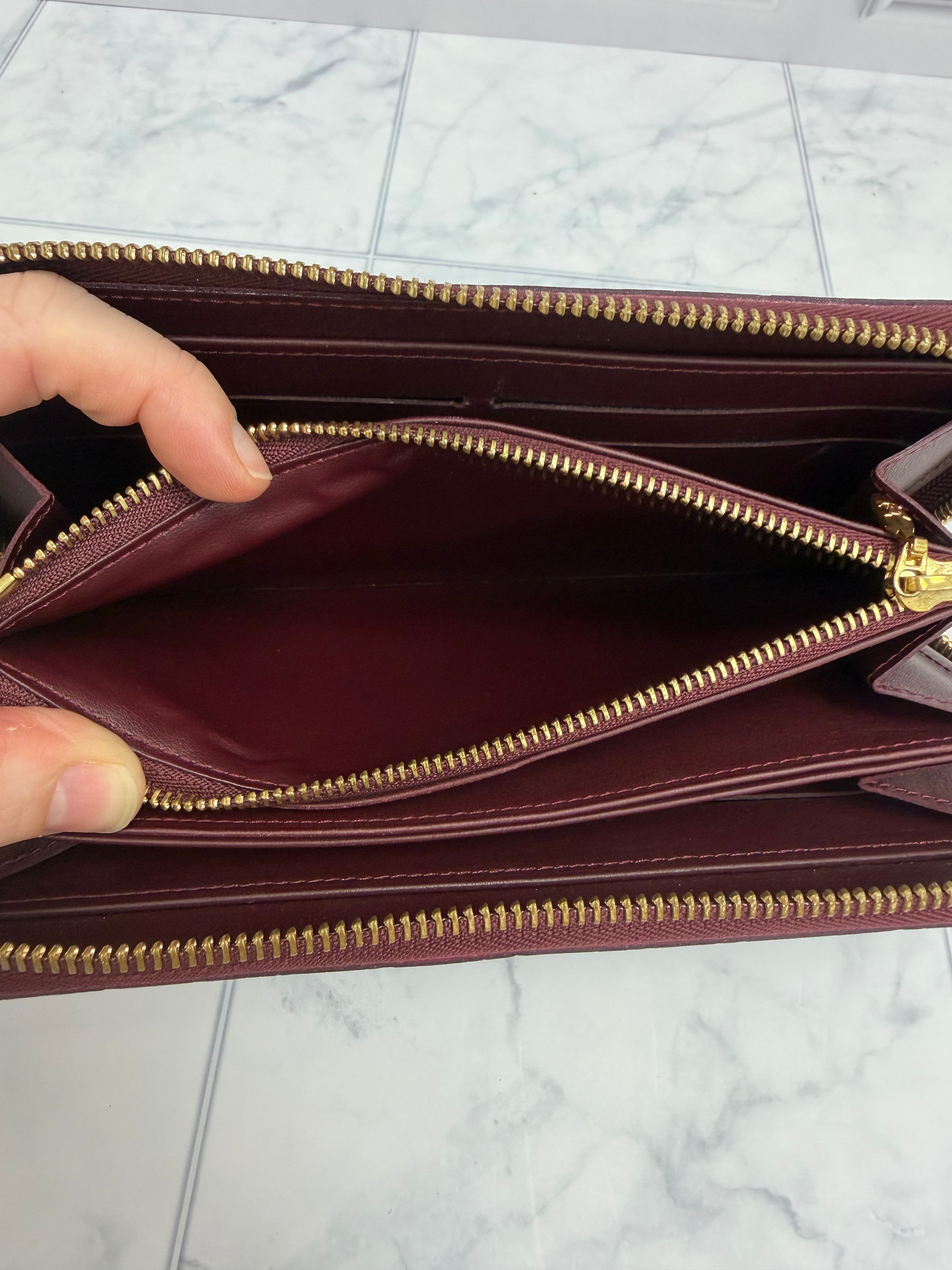 *DONS DROP* Louis Vuitton Amarante Vernis Leather Zippy Wallet