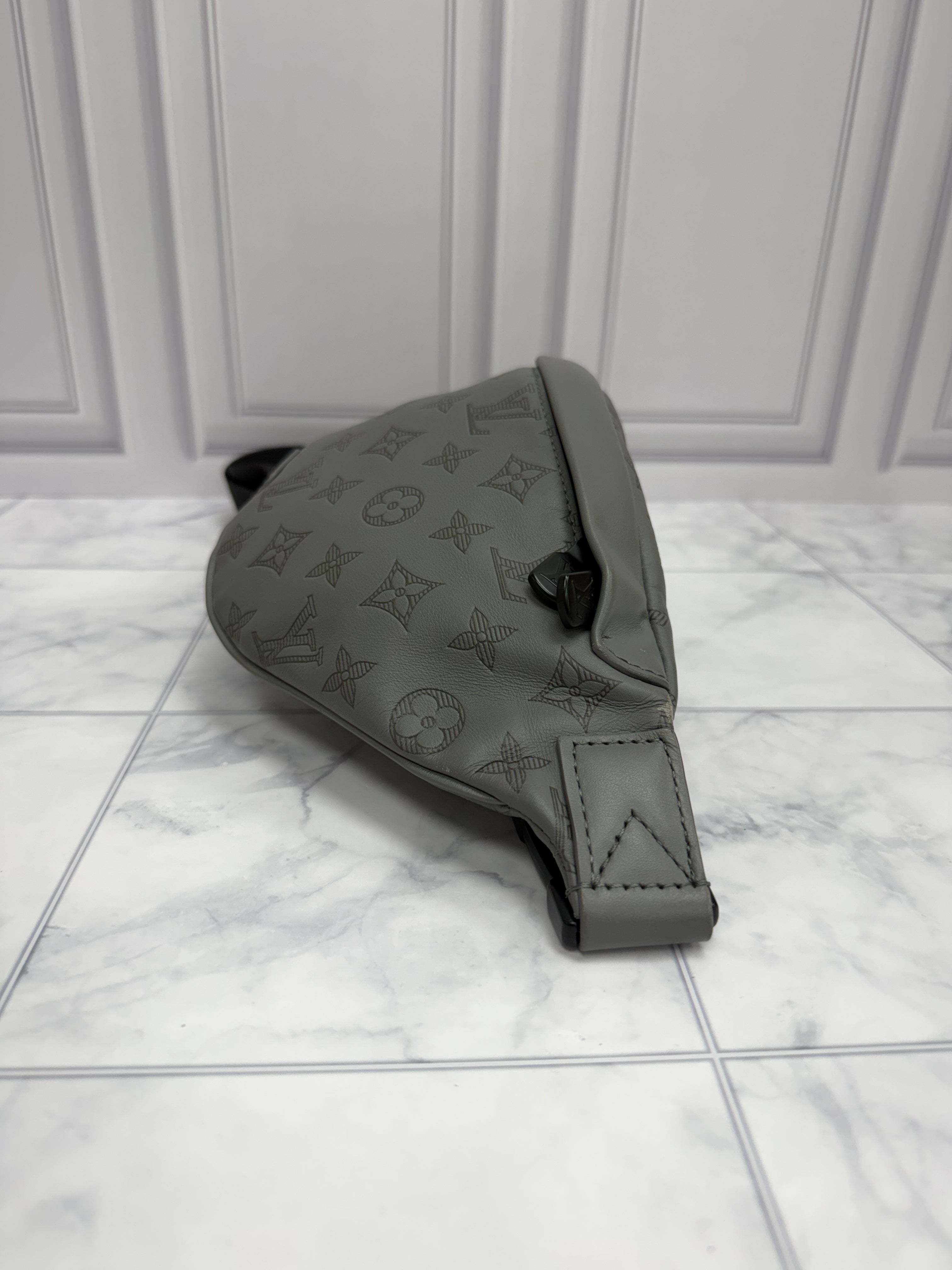 *DONS DROP* Louis Vuitton Grey Monogram Shadow Leather Discovery Bumbag