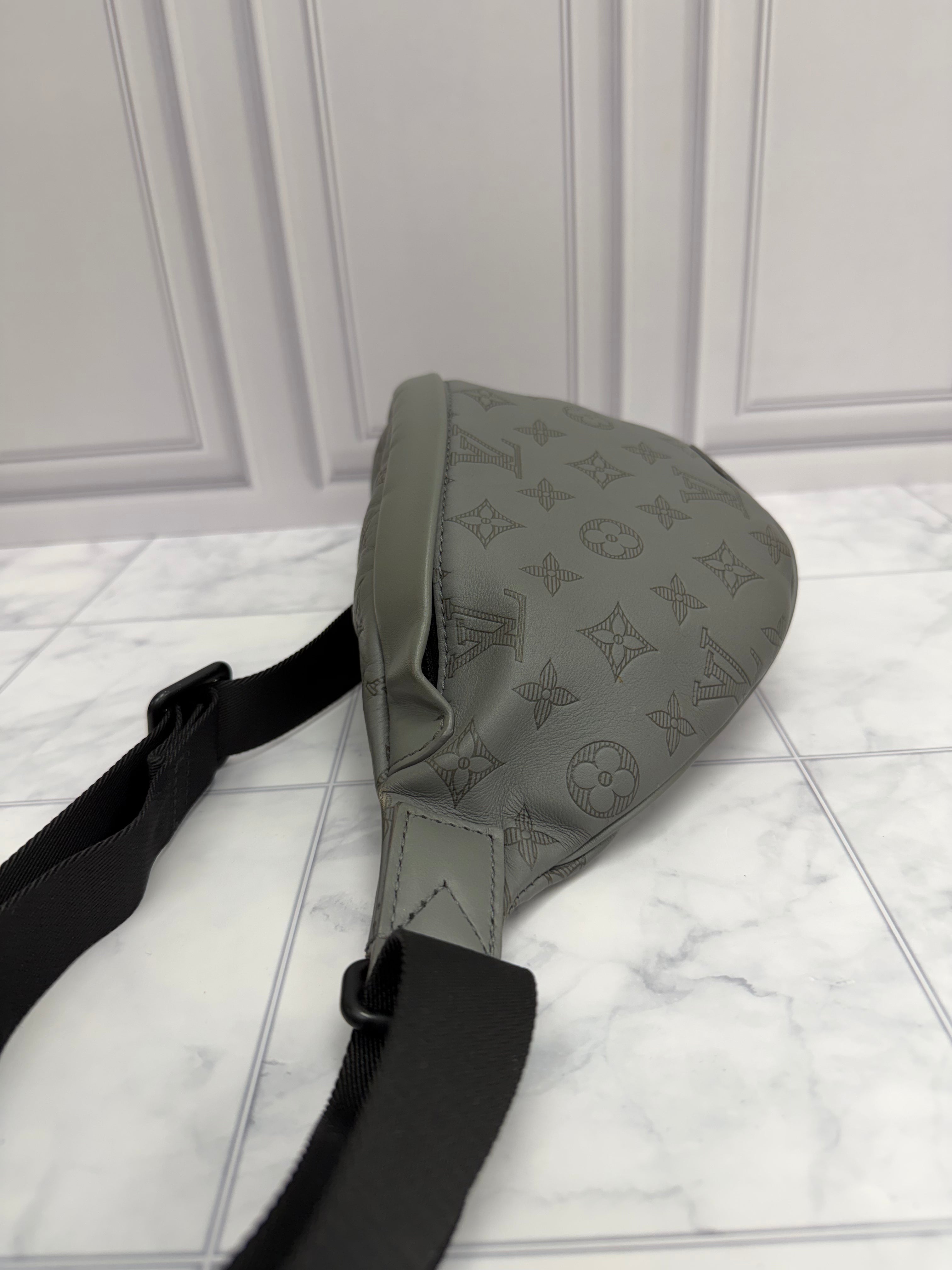 *DONS DROP* Louis Vuitton Grey Monogram Shadow Leather Discovery Bumbag