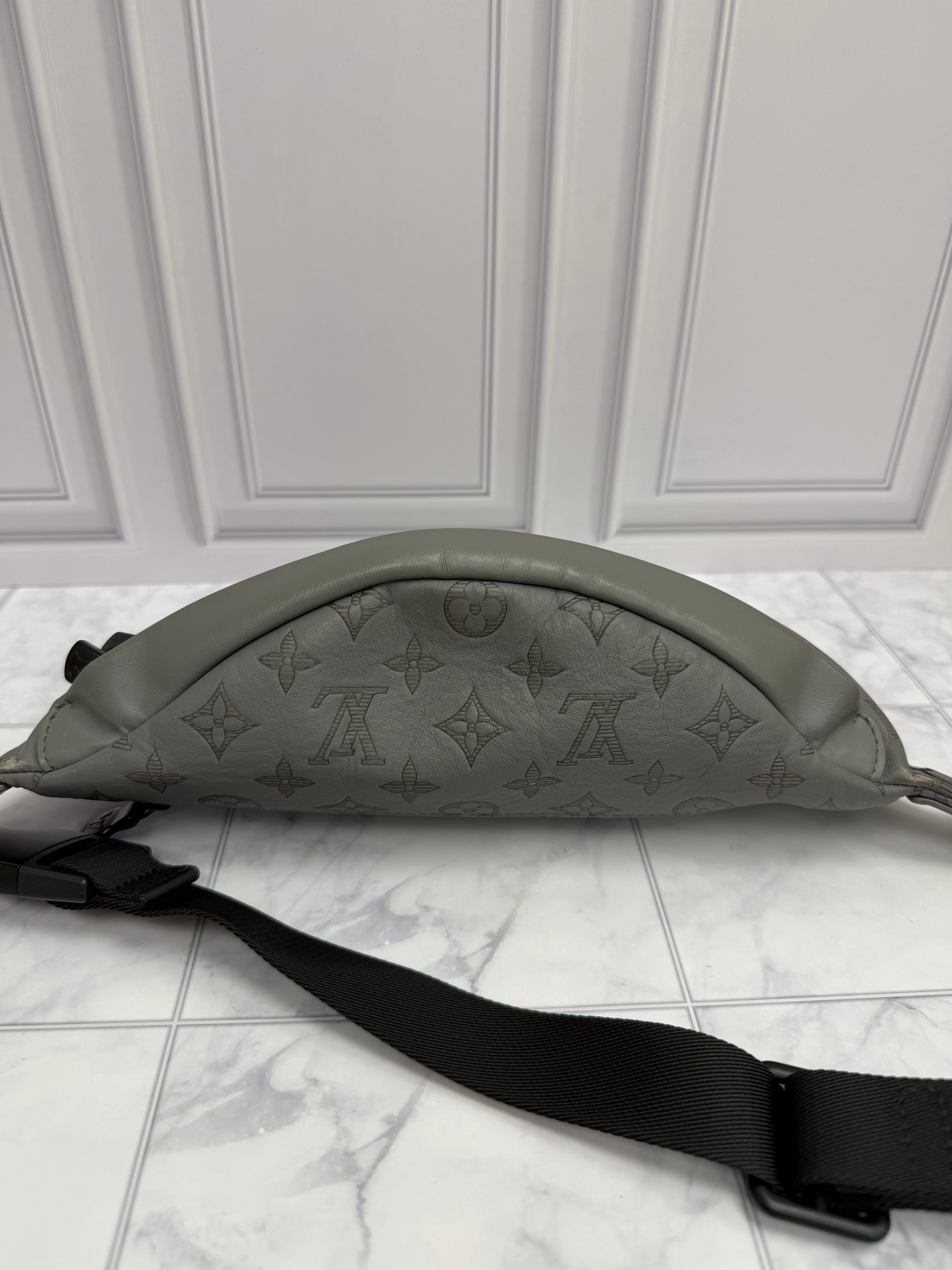 *DONS DROP* Louis Vuitton Grey Monogram Shadow Leather Discovery Bumbag